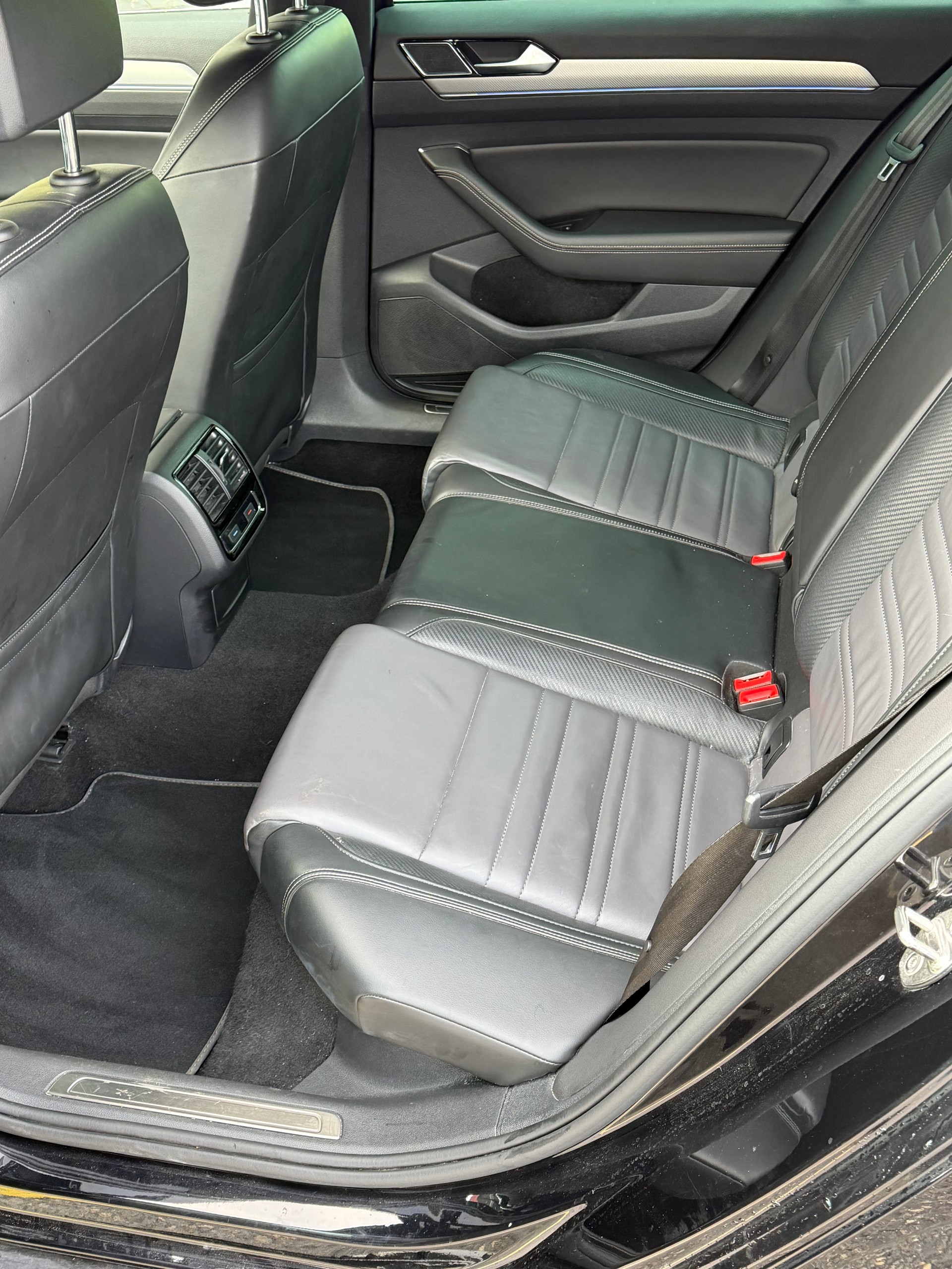 VW Passat Variant 2.0 TSI R-Line Edition 4Motion DSG-image-9