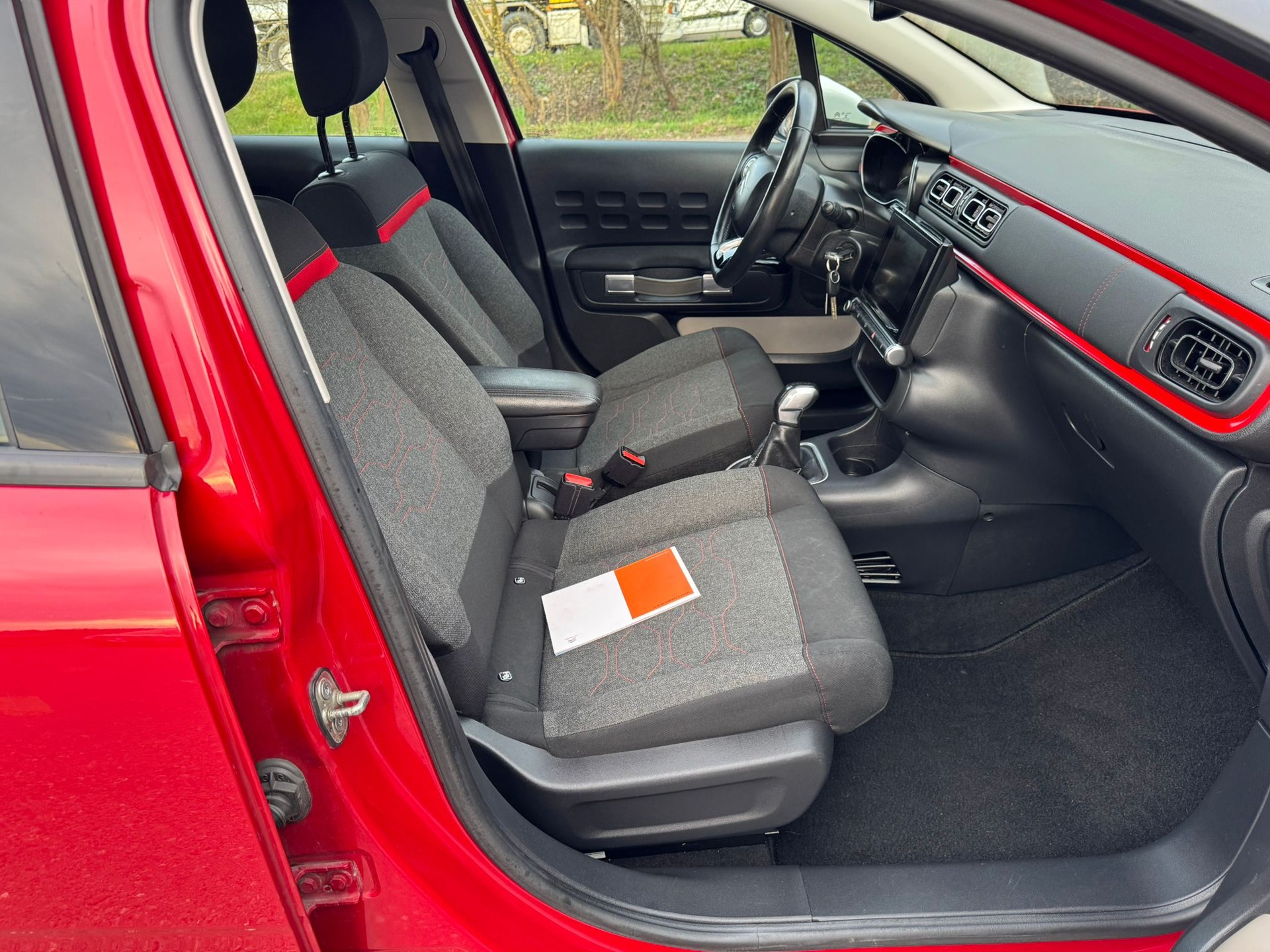 CITROEN C3 1.2i PureTech Shine-image-9