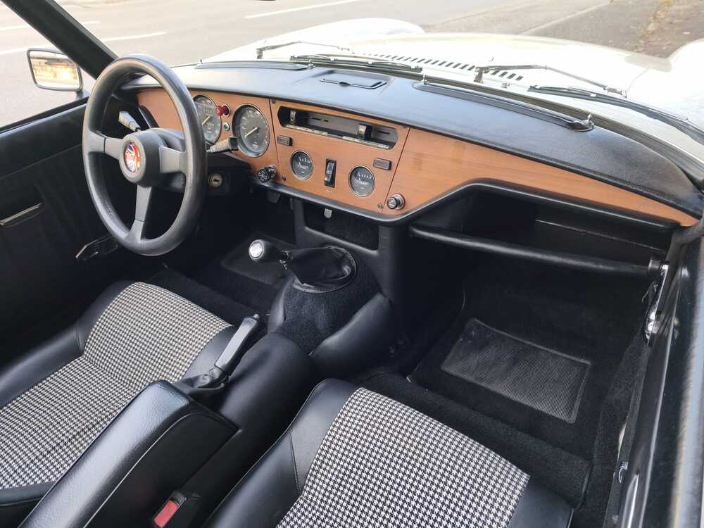 TRIUMPH Spitfire 1500-image-10