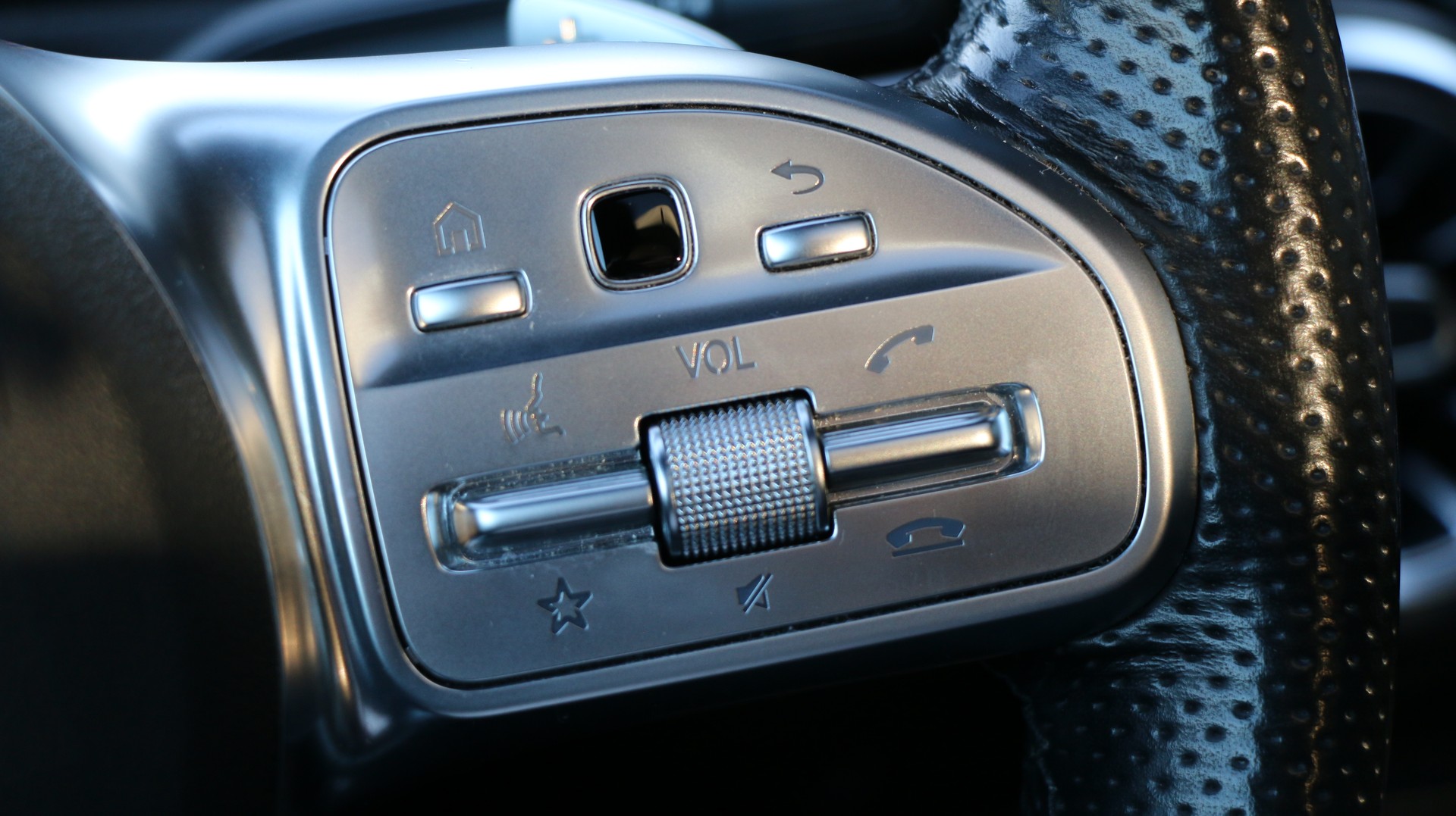 MERCEDES-BENZ A 250 4Matic AMG Line-image-23