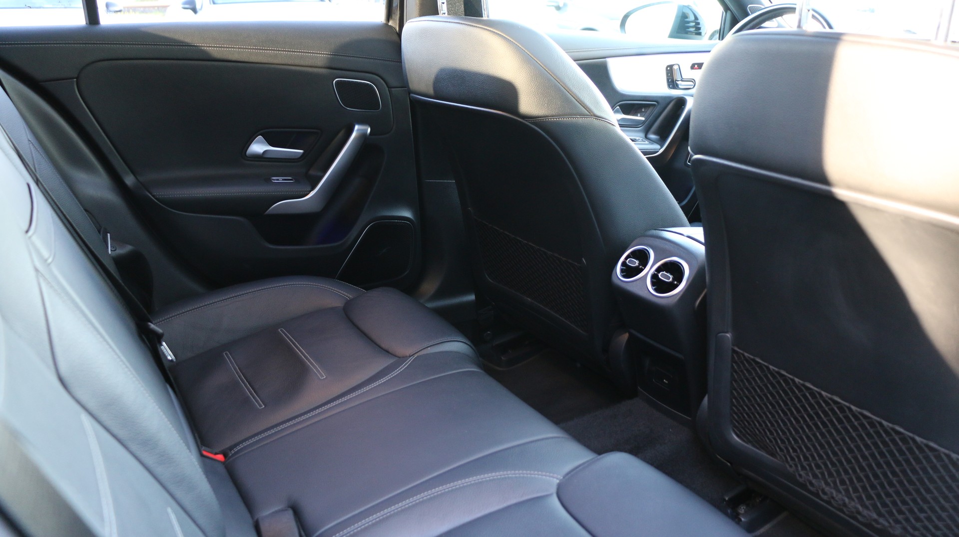 MERCEDES-BENZ A 250 4Matic AMG Line-image-14