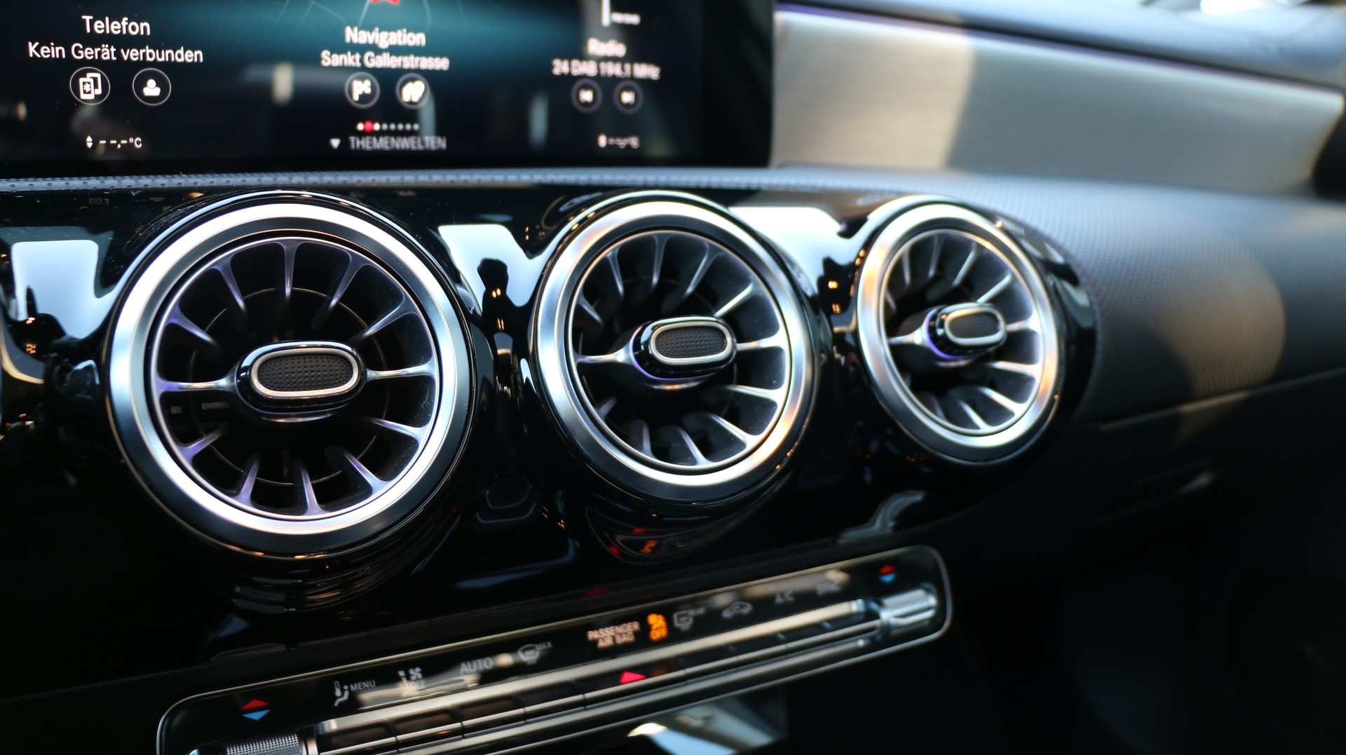 MERCEDES-BENZ A 250 4Matic AMG Line-image-19