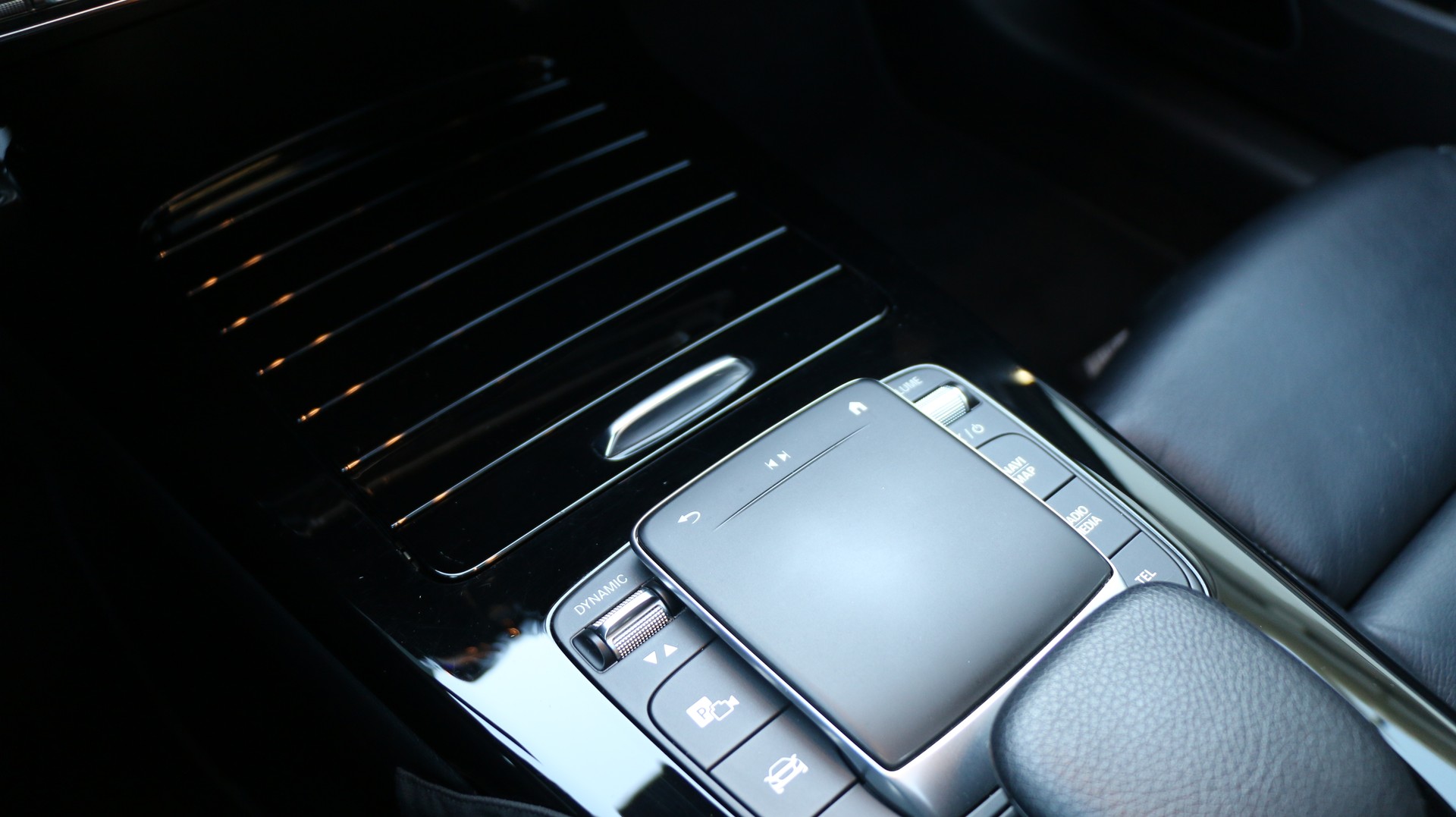 MERCEDES-BENZ A 250 4Matic AMG Line-image-20