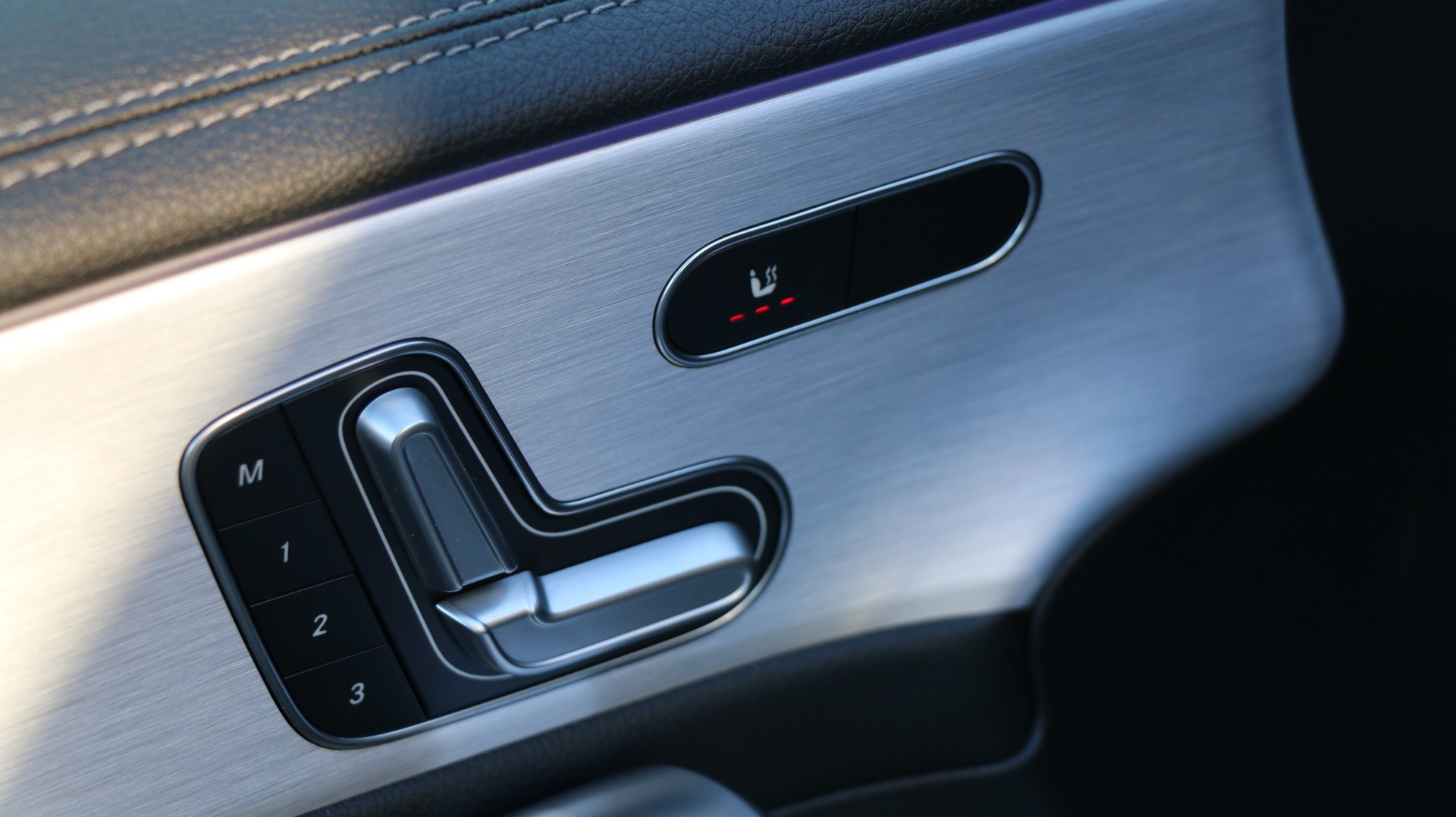MERCEDES-BENZ A 250 4Matic AMG Line-image-18