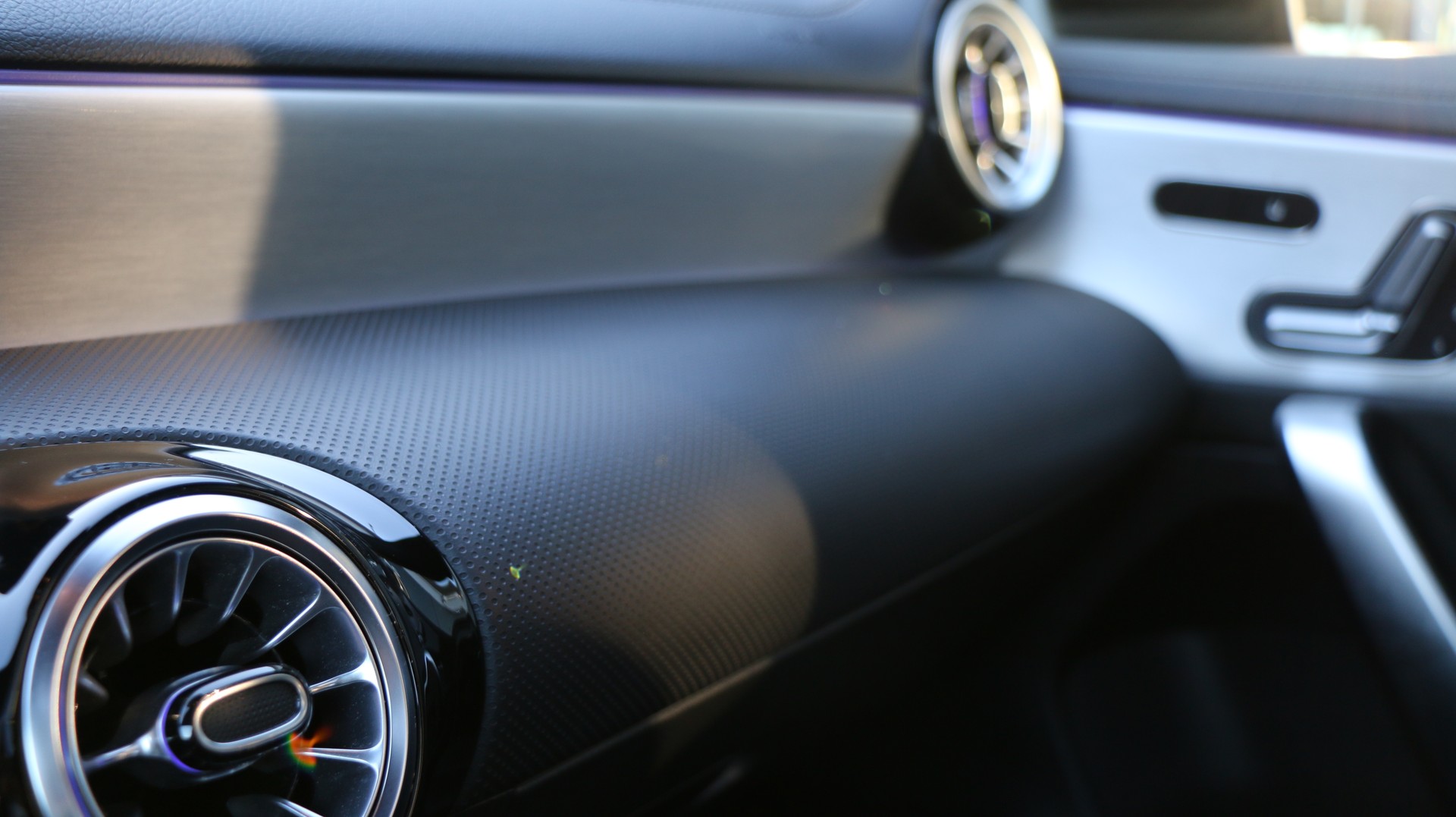 MERCEDES-BENZ A 250 4Matic AMG Line-image-21
