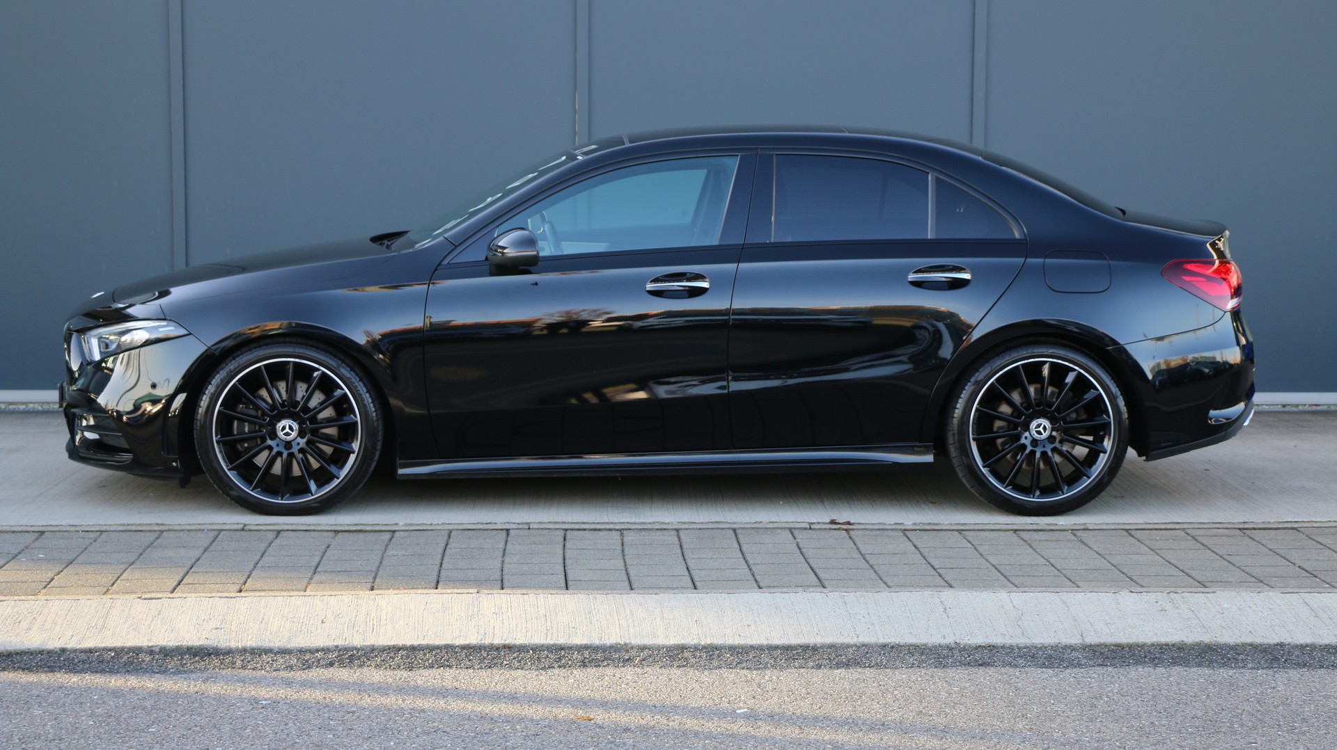 MERCEDES-BENZ A 250 4Matic AMG Line-image-2