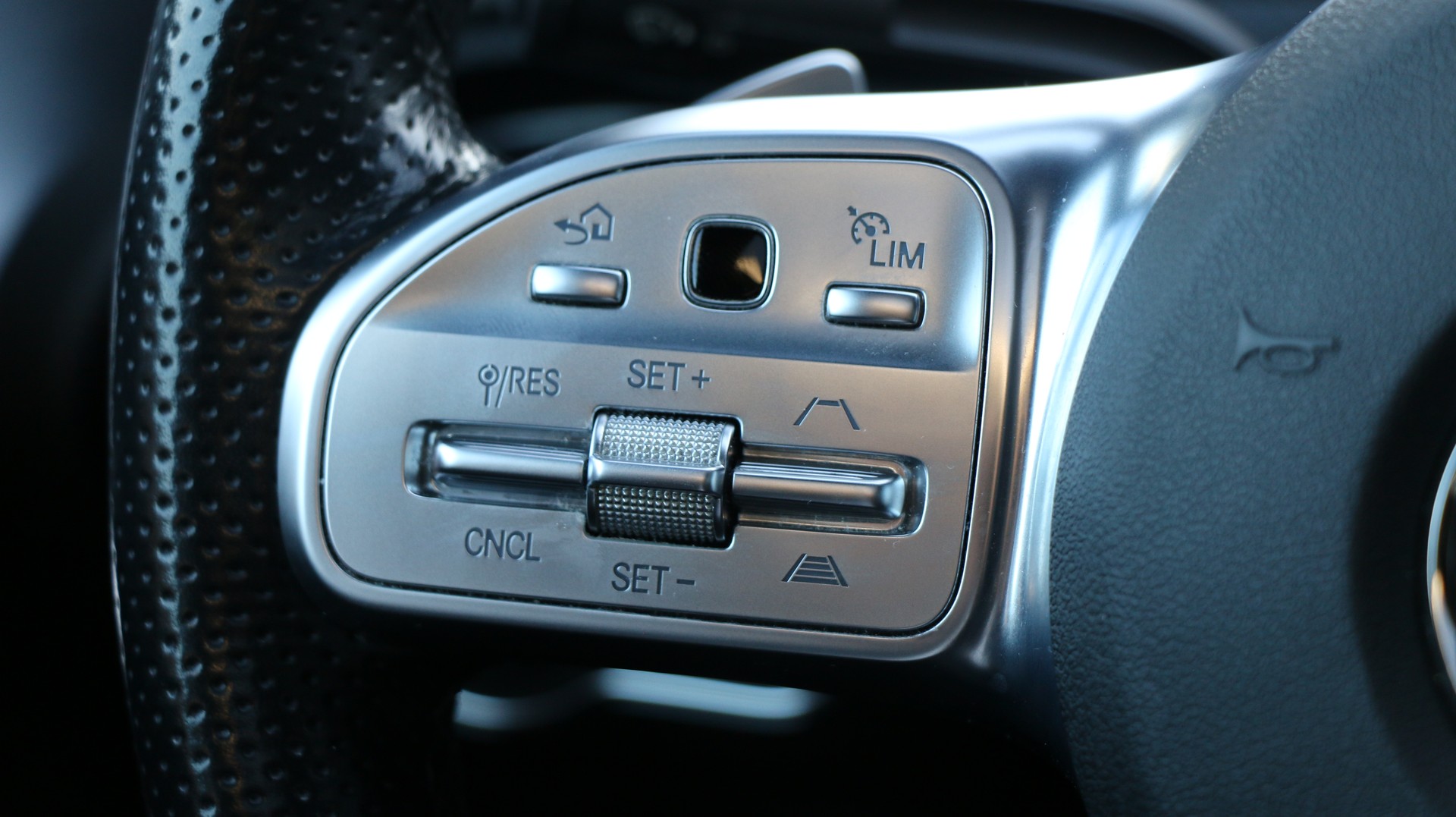 MERCEDES-BENZ A 250 4Matic AMG Line-image-22