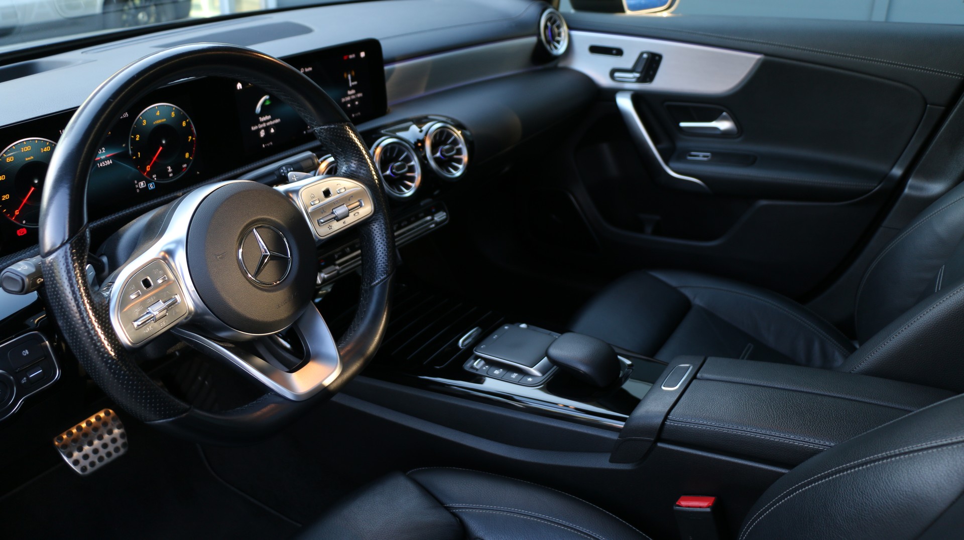 MERCEDES-BENZ A 250 4Matic AMG Line-image-16