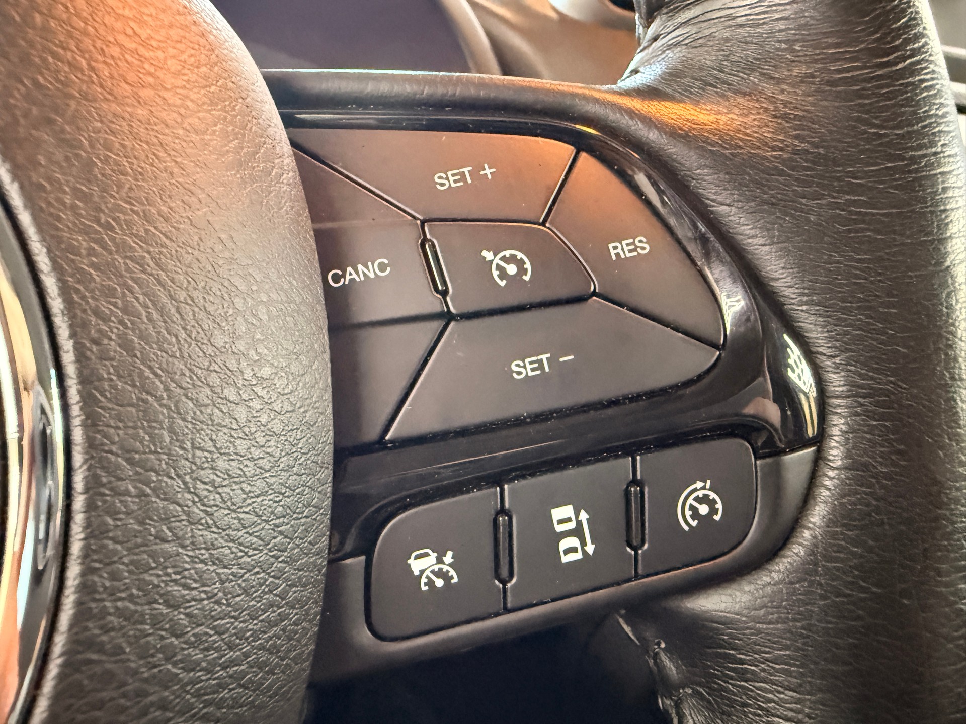 JEEP Renegade 1.3 Turbo Limited AWD-image-18