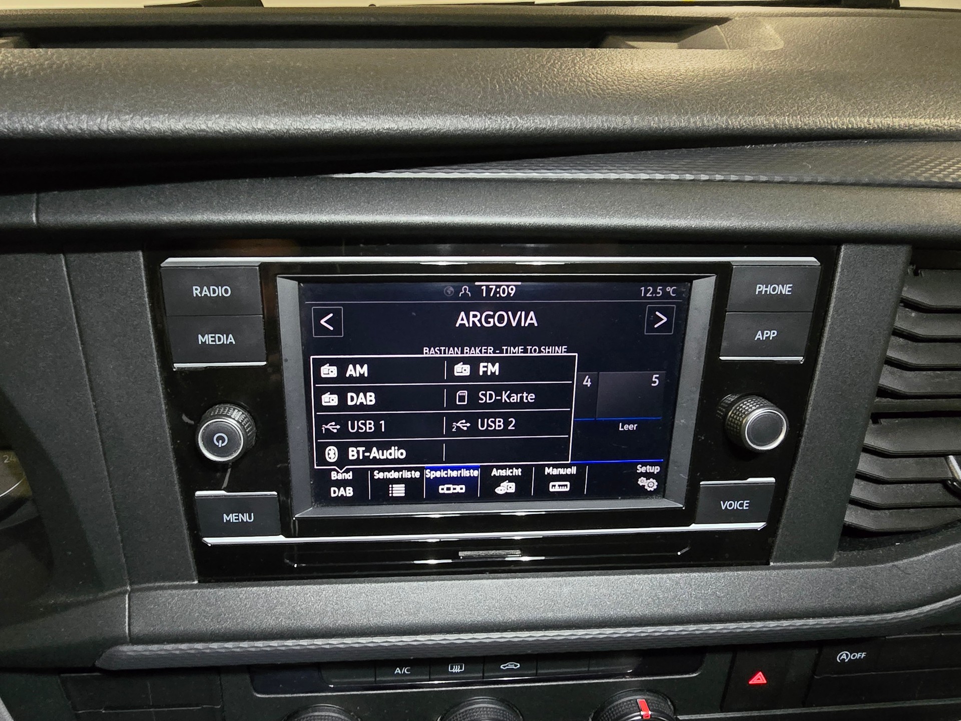 VW T6.1 2.0 TDI Entry-image-14