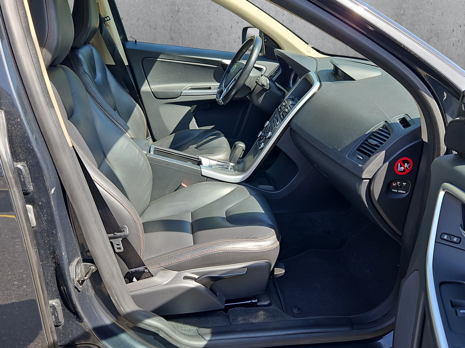 VOLVO XC60 2.0T Momentum Powershift-image-7