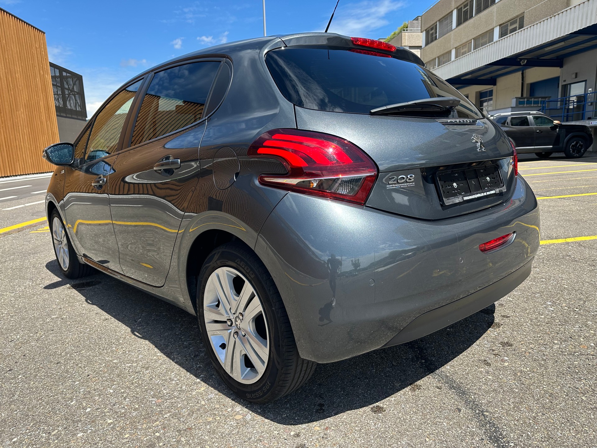 PEUGEOT 208 1.2 PureTech Style-image-2