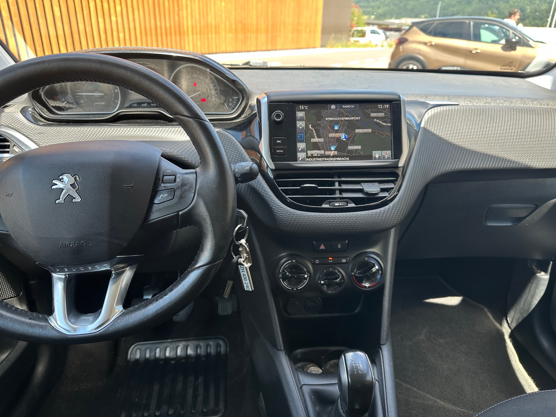 PEUGEOT 208 1.2 PureTech Style-image-9