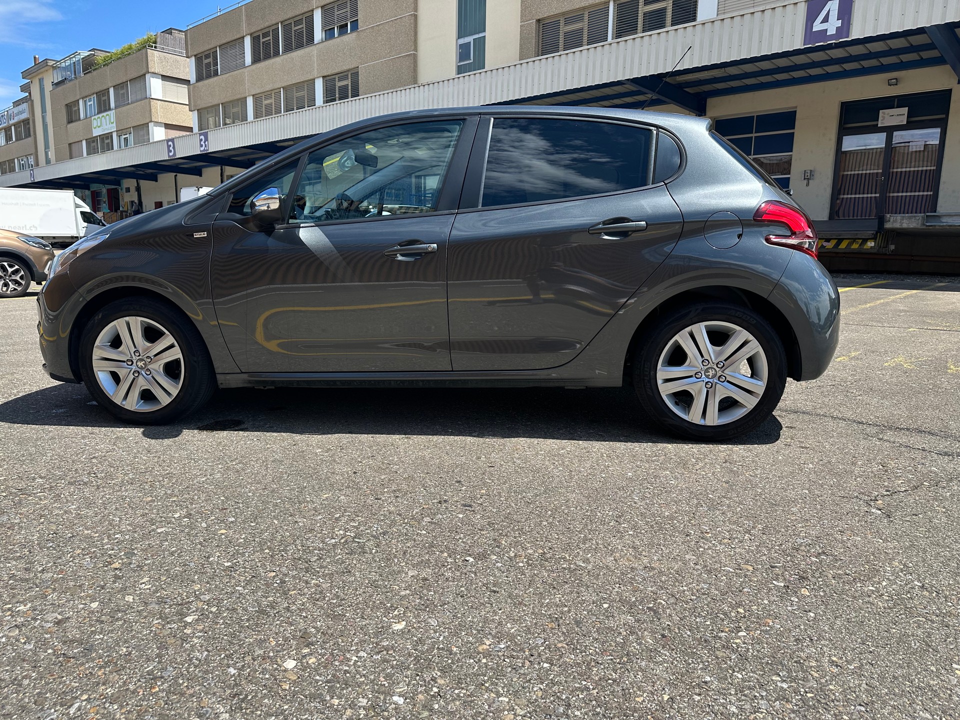 PEUGEOT 208 1.2 PureTech Style-image-1
