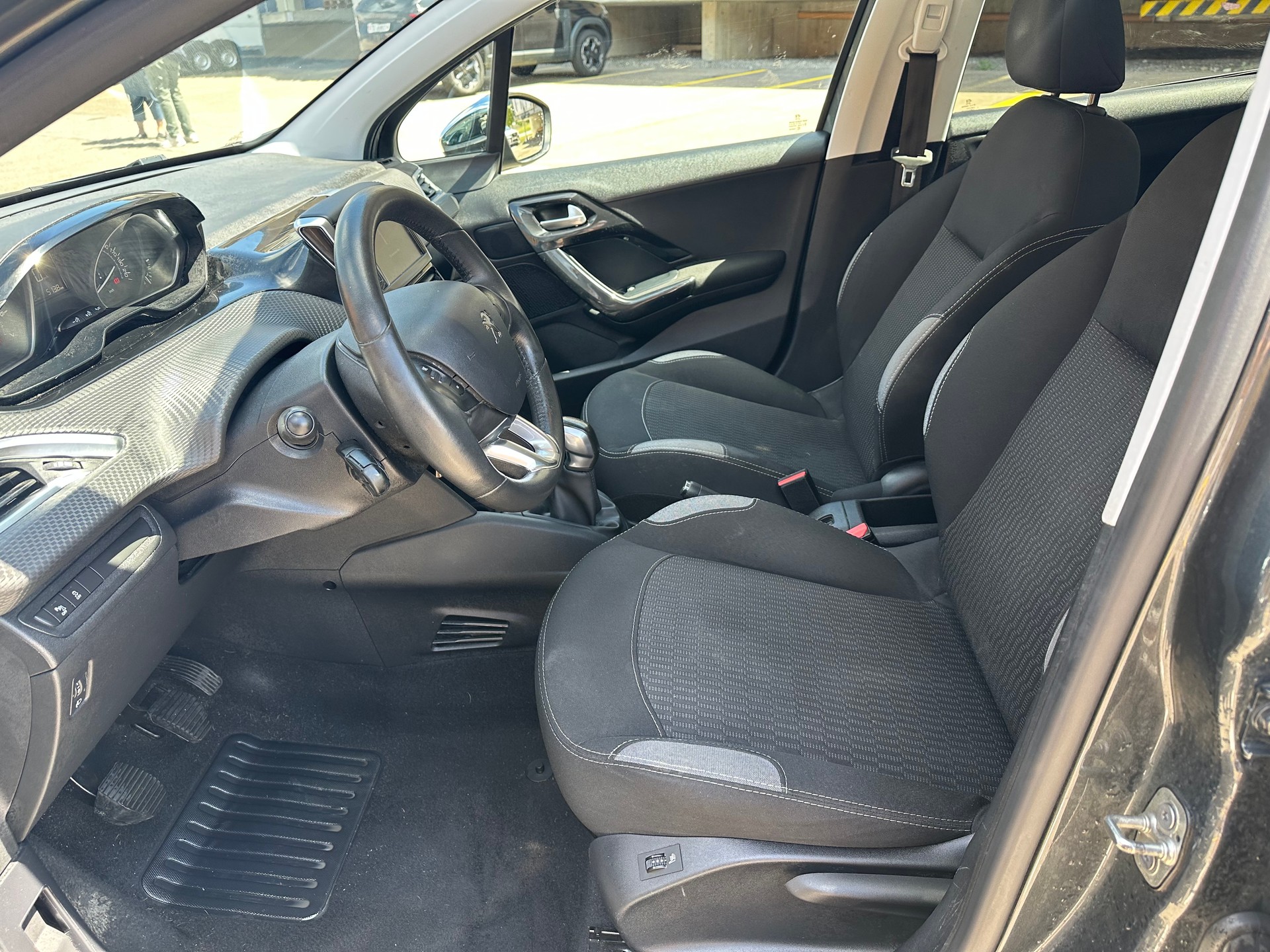 PEUGEOT 208 1.2 PureTech Style-image-6