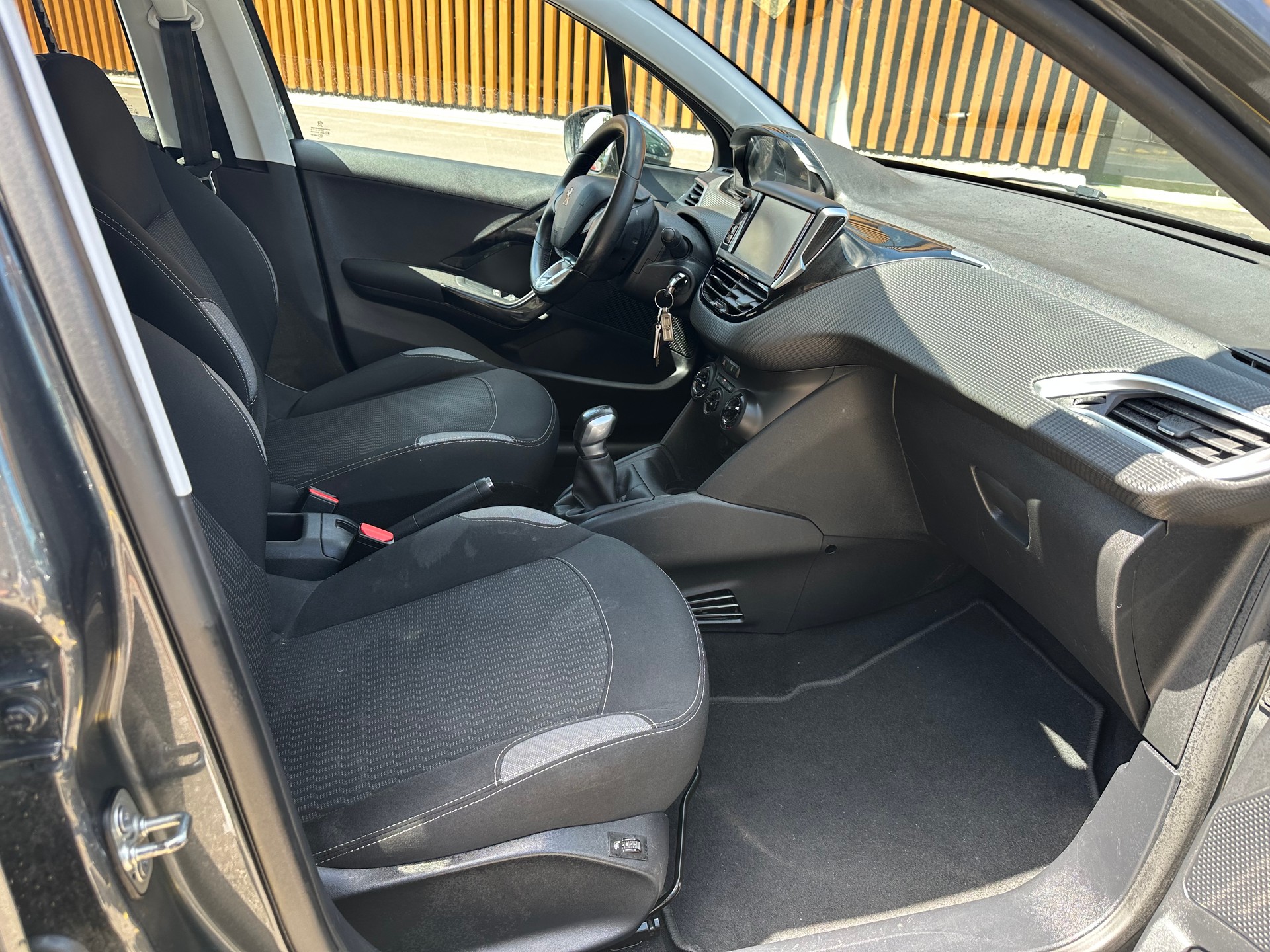 PEUGEOT 208 1.2 PureTech Style-image-8