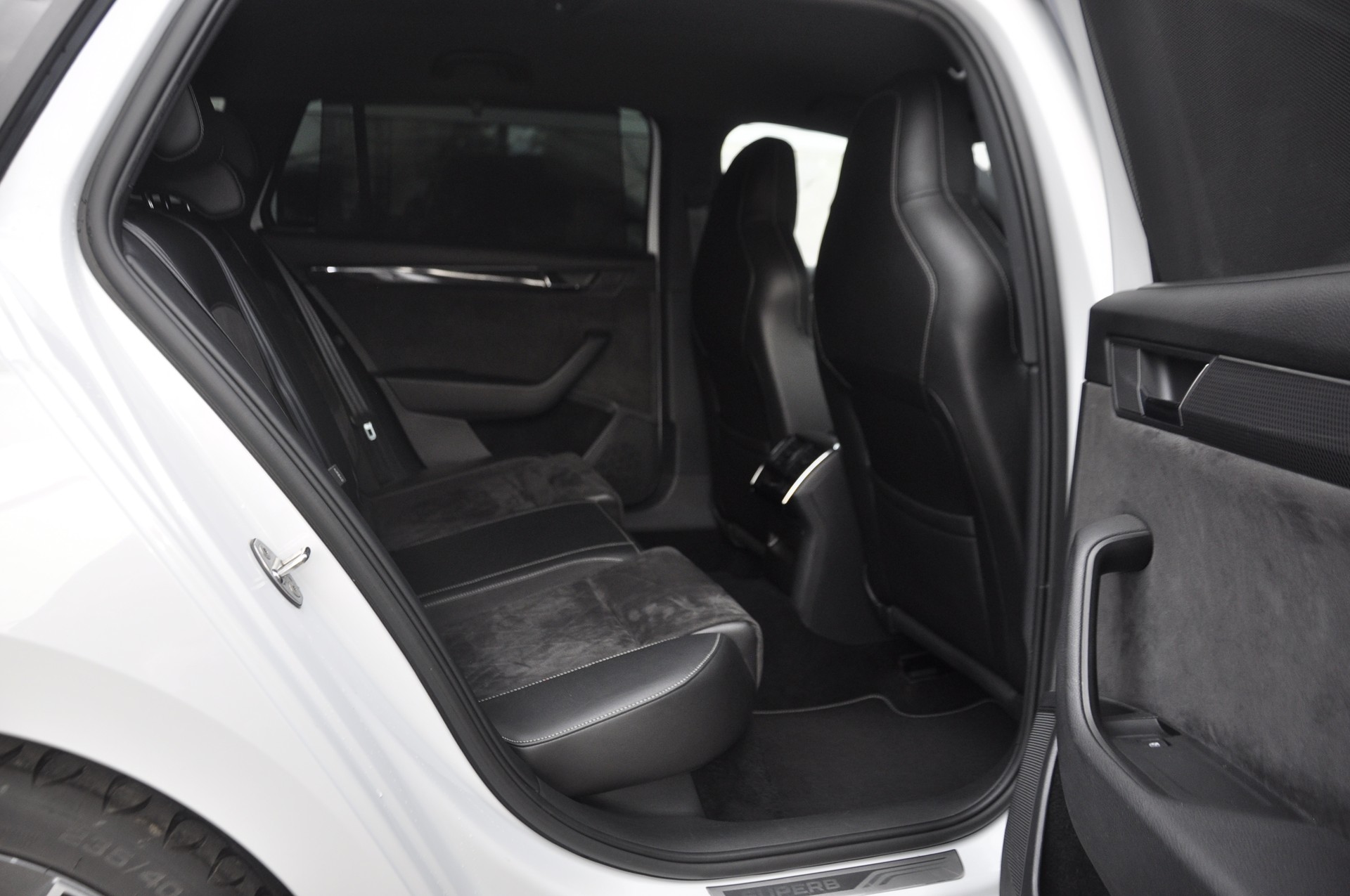 SKODA Superb Combi 2.0 TDi Sport Line 4x4 DSG I Anhängerkupplung-image-7