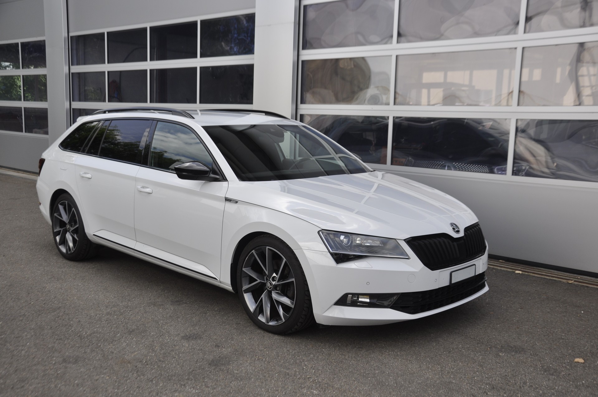 SKODA Superb Combi 2.0 TDi Sport Line 4x4 DSG I Anhängerkupplung-image-0
