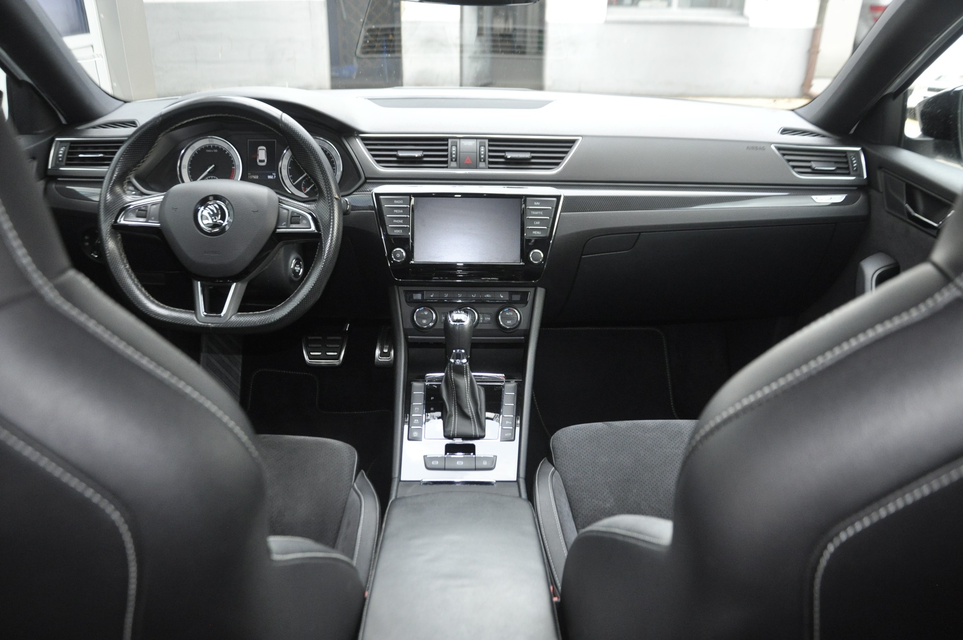 SKODA Superb Combi 2.0 TDi Sport Line 4x4 DSG I Anhängerkupplung-image-8