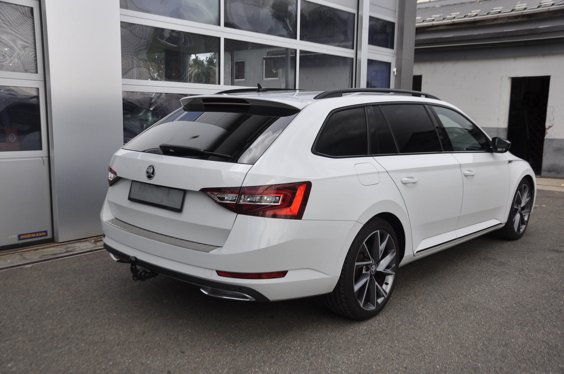 SKODA Superb Combi 2.0 TDi Sport Line 4x4 DSG I Anhängerkupplung-image-2
