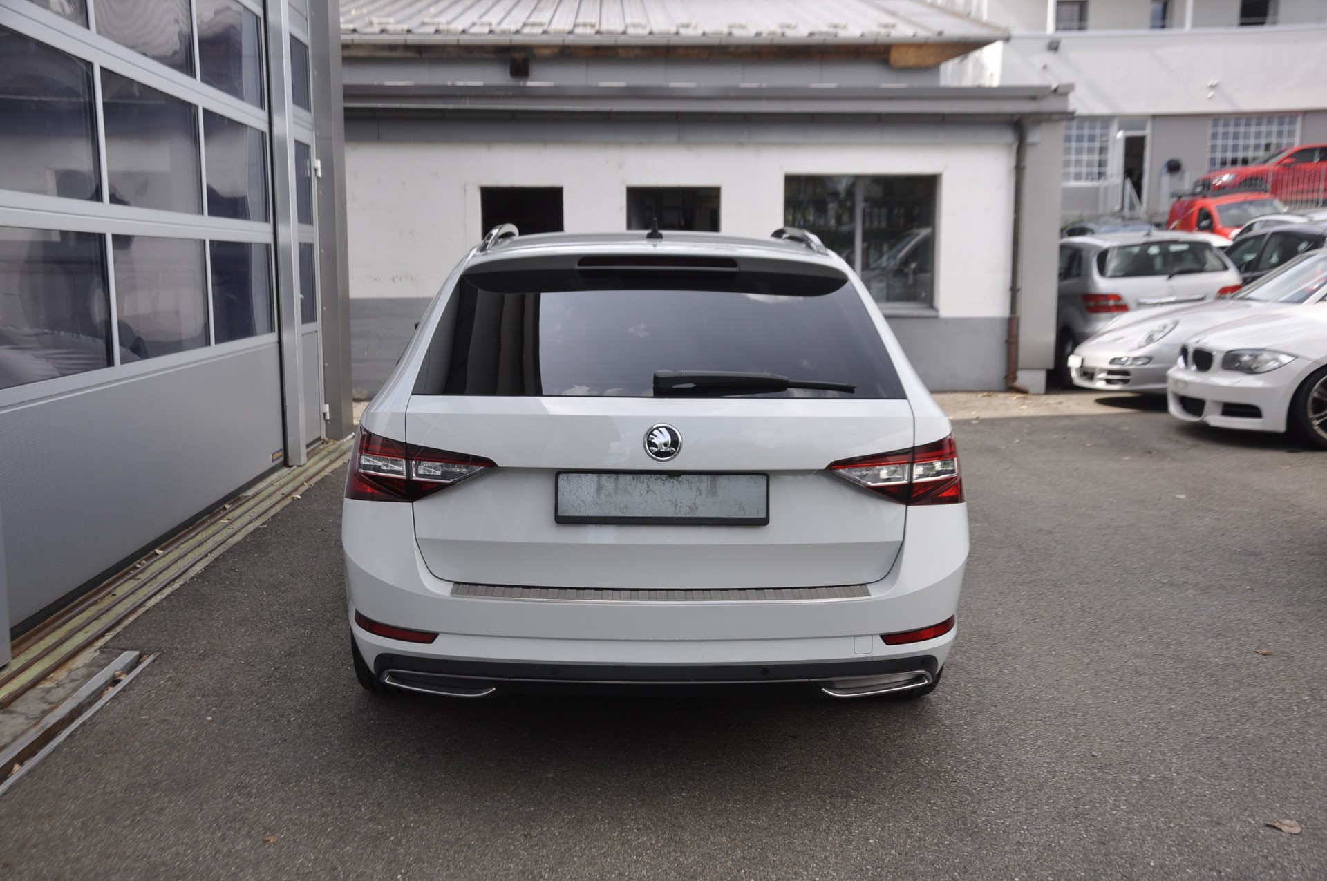 SKODA Superb Combi 2.0 TDi Sport Line 4x4 DSG I Anhängerkupplung-image-11