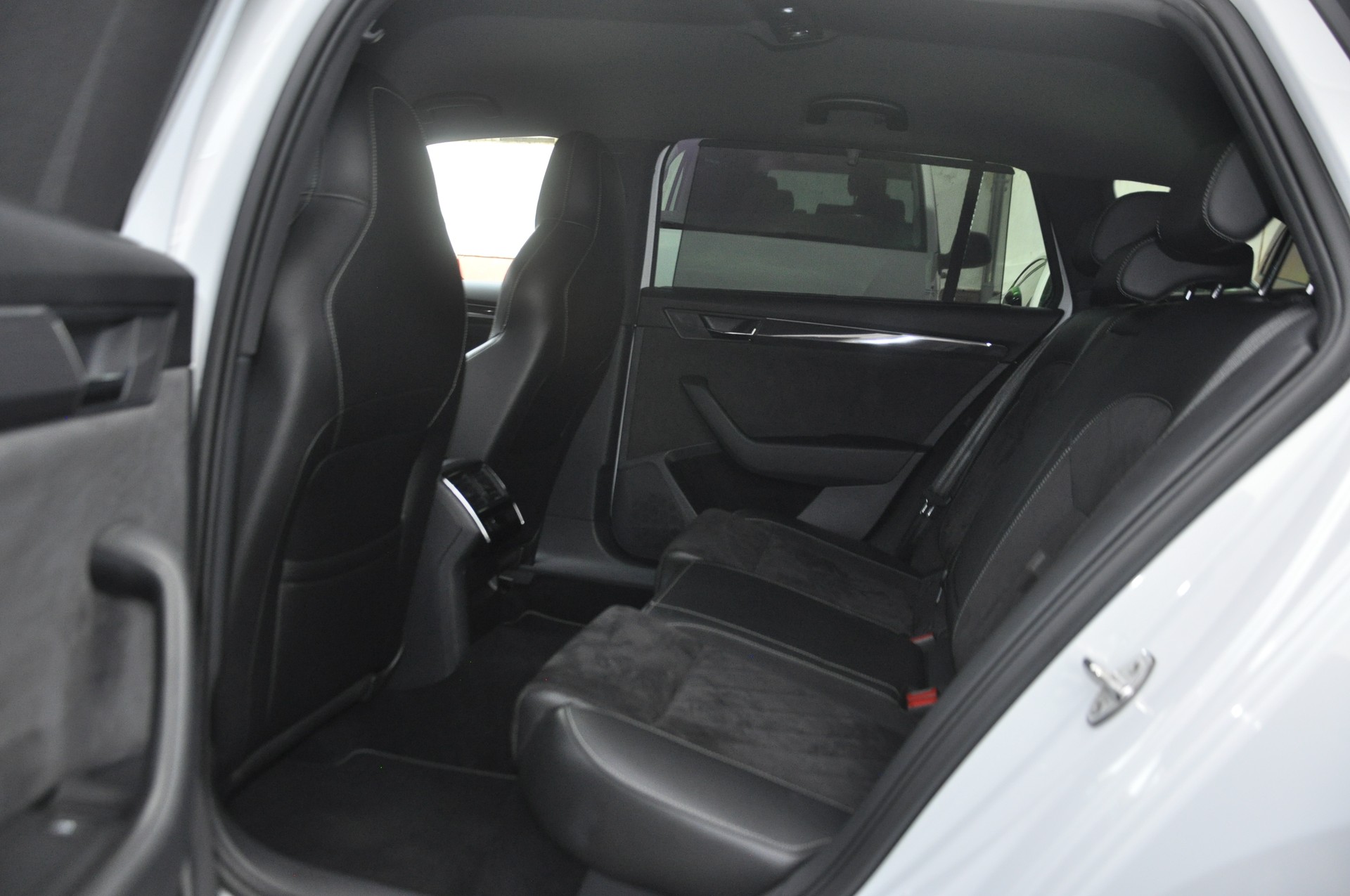 SKODA Superb Combi 2.0 TDi Sport Line 4x4 DSG I Anhängerkupplung-image-5
