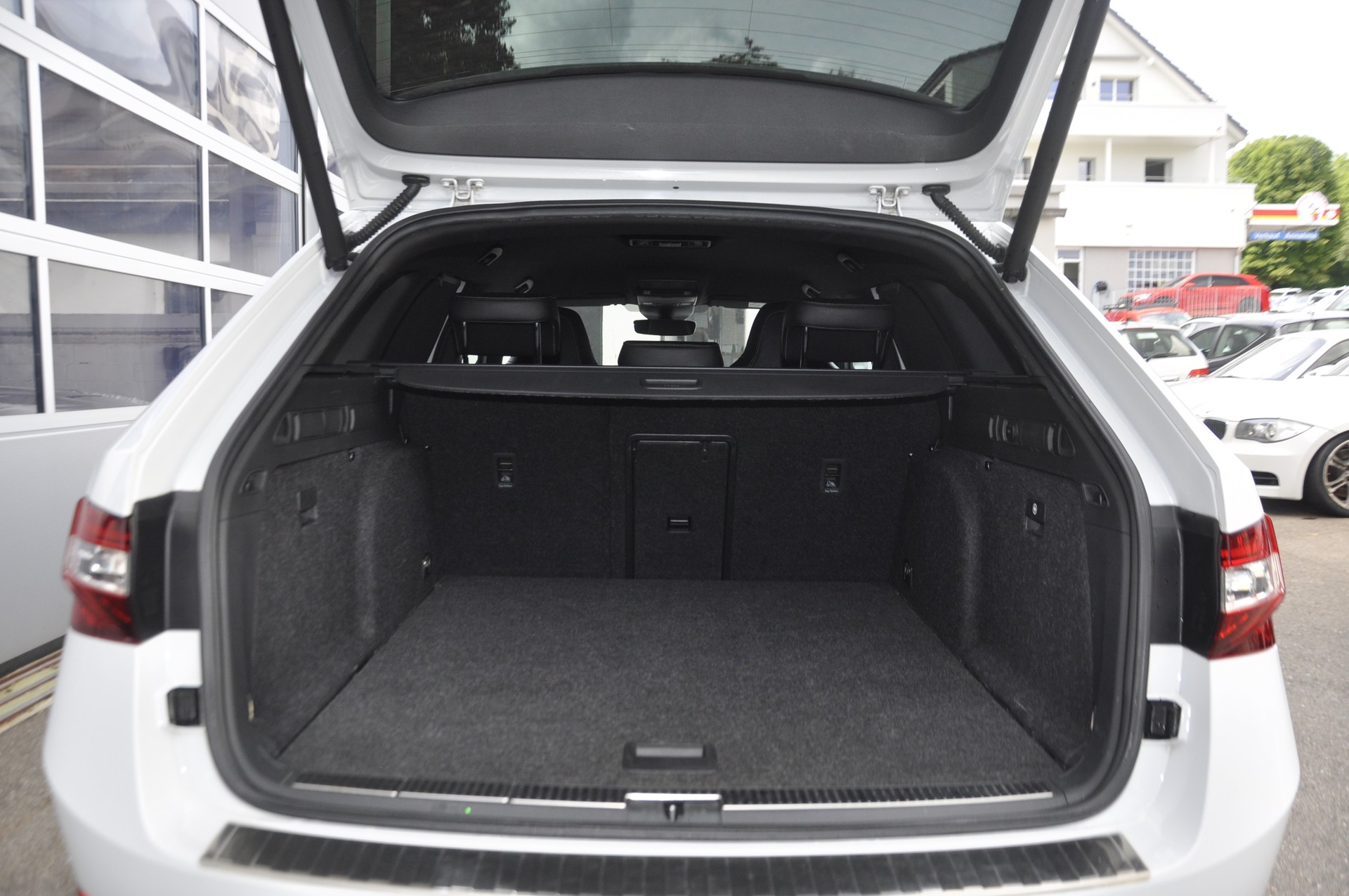 SKODA Superb Combi 2.0 TDi Sport Line 4x4 DSG I Anhängerkupplung-image-10