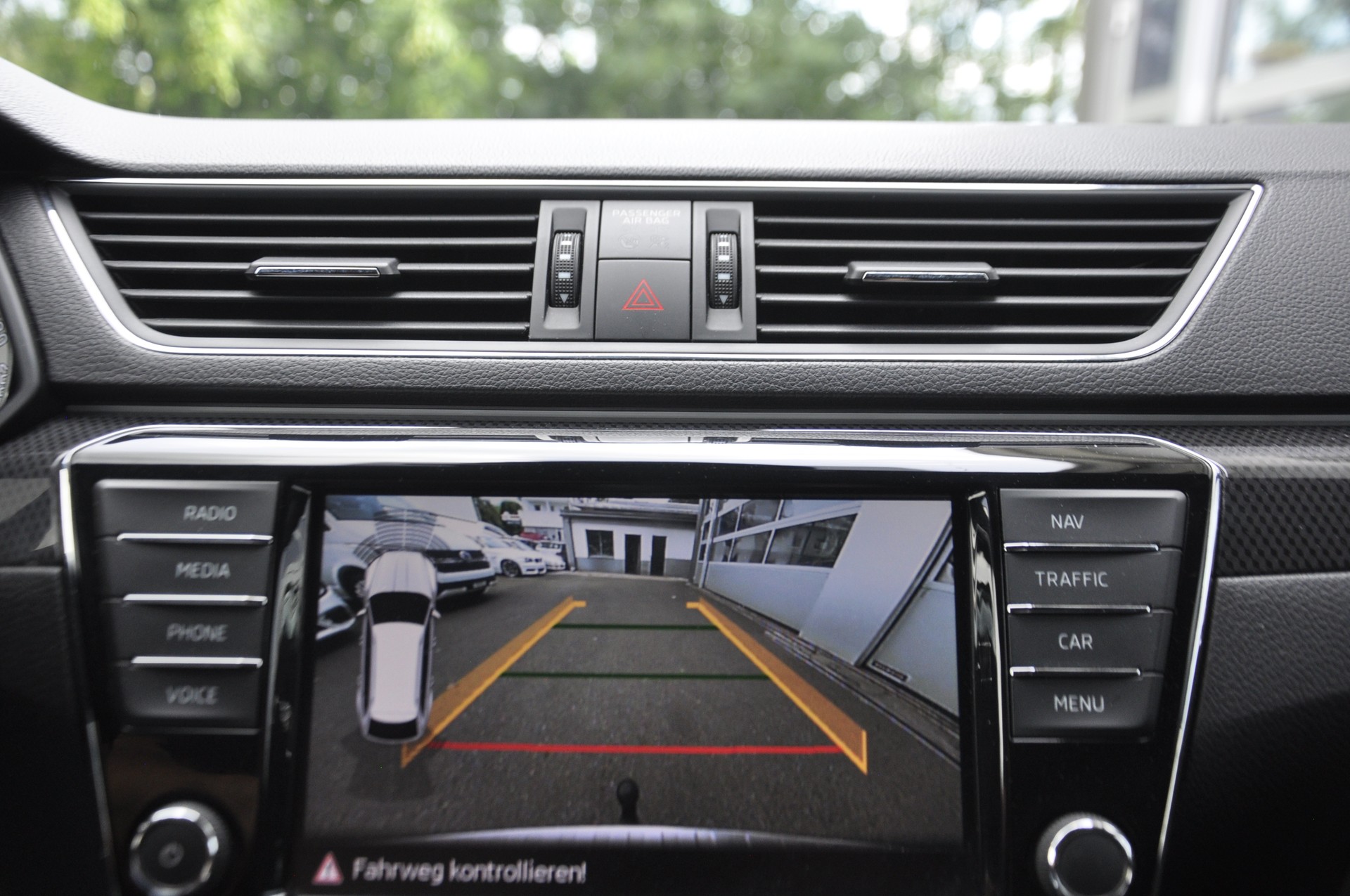 SKODA Superb Combi 2.0 TDi Sport Line 4x4 DSG I Anhängerkupplung-image-9