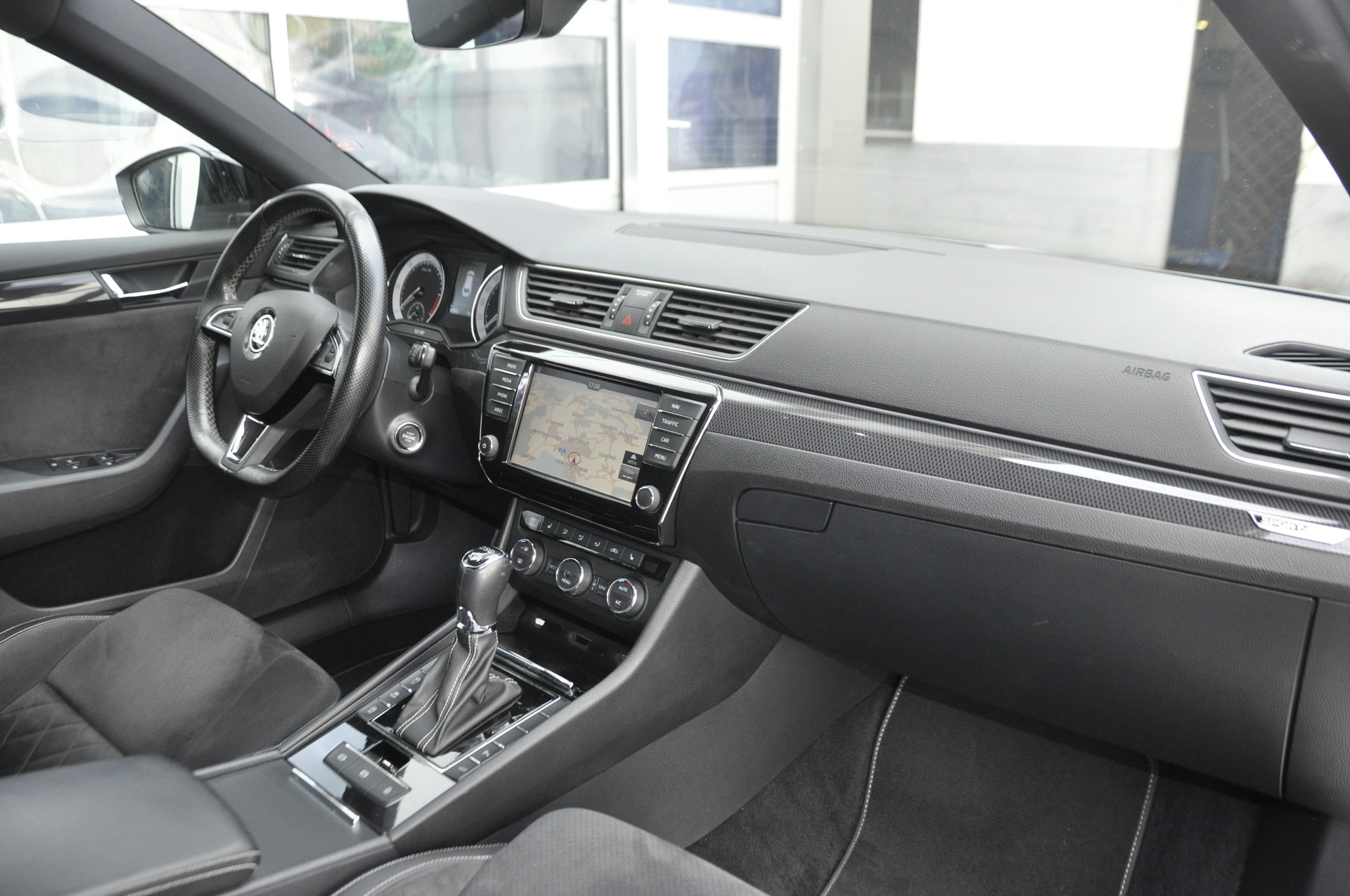SKODA Superb Combi 2.0 TDi Sport Line 4x4 DSG I Anhängerkupplung-image-6