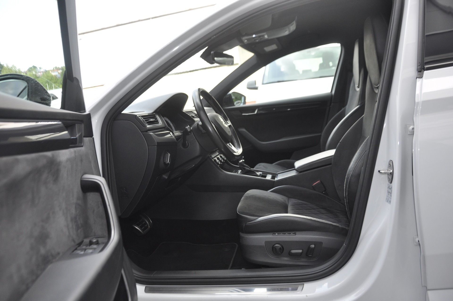 SKODA Superb Combi 2.0 TDi Sport Line 4x4 DSG I Anhängerkupplung-image-3