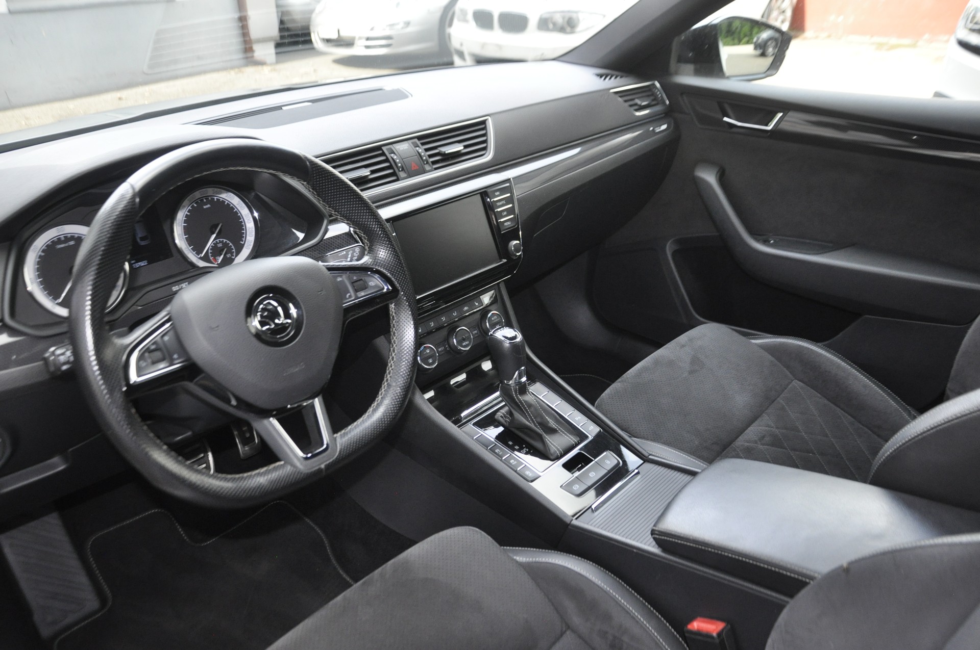 SKODA Superb Combi 2.0 TDi Sport Line 4x4 DSG I Anhängerkupplung-image-4