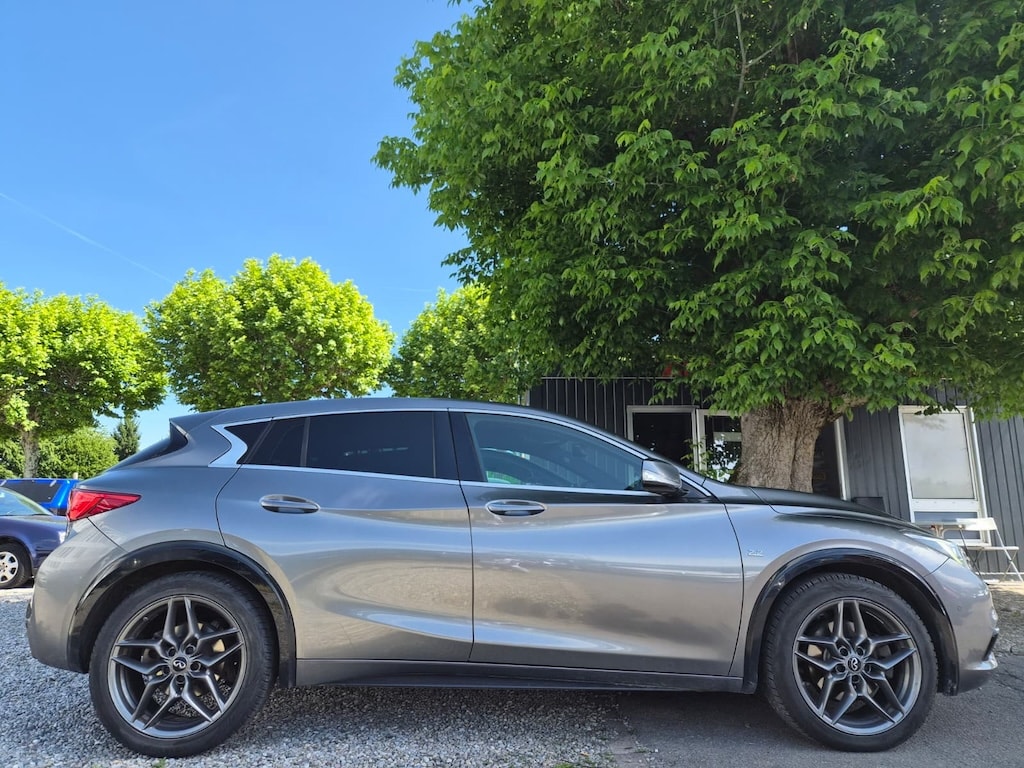 INFINITI Q30 2.2d Premium AWD DCT-image-6
