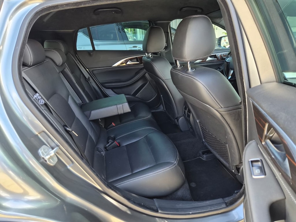 INFINITI Q30 2.2d Premium AWD DCT-image-11