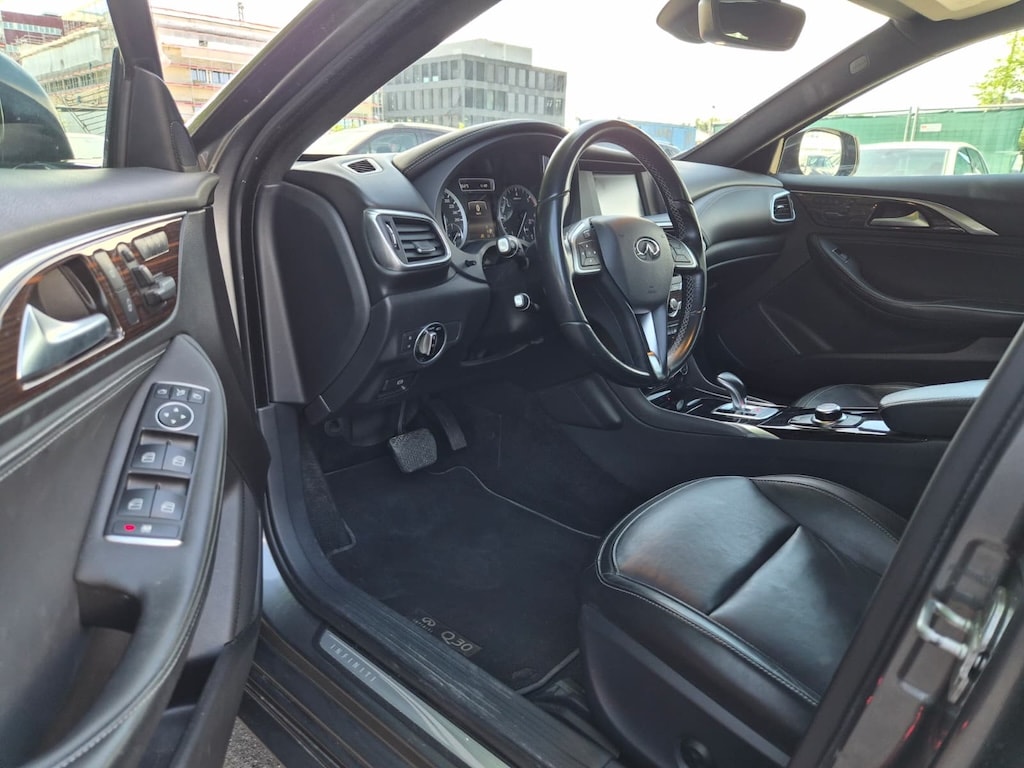 INFINITI Q30 2.2d Premium AWD DCT-image-7