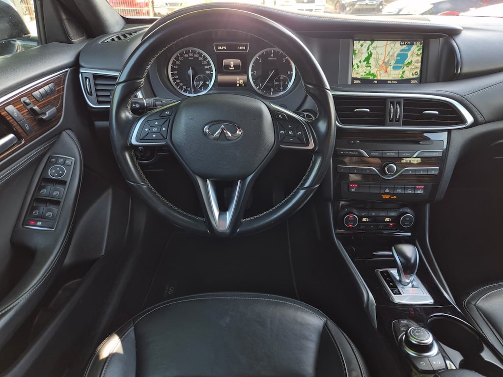 INFINITI Q30 2.2d Premium AWD DCT-image-13