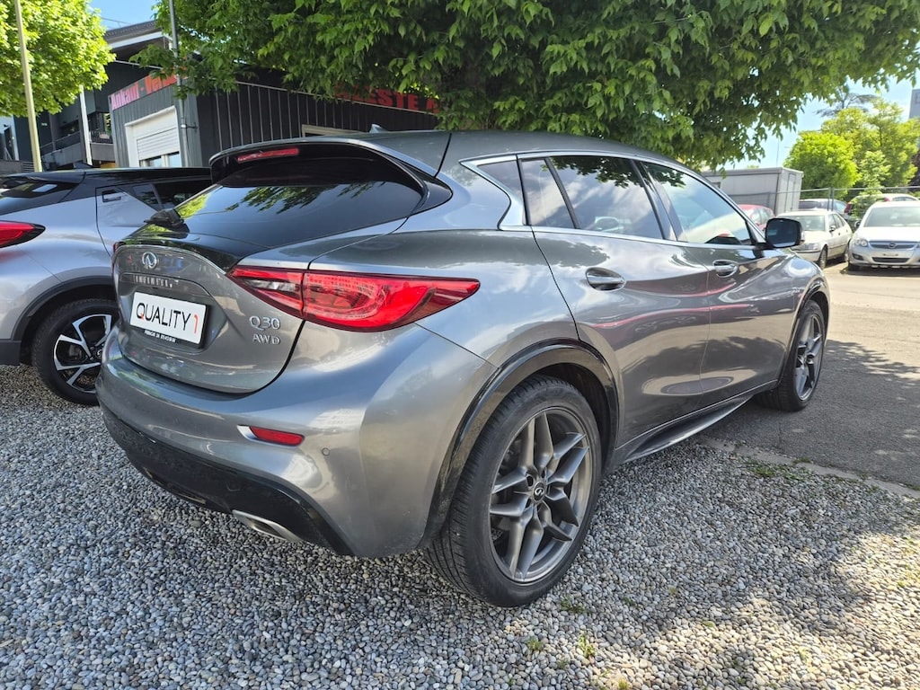 INFINITI Q30 2.2d Premium AWD DCT-image-5