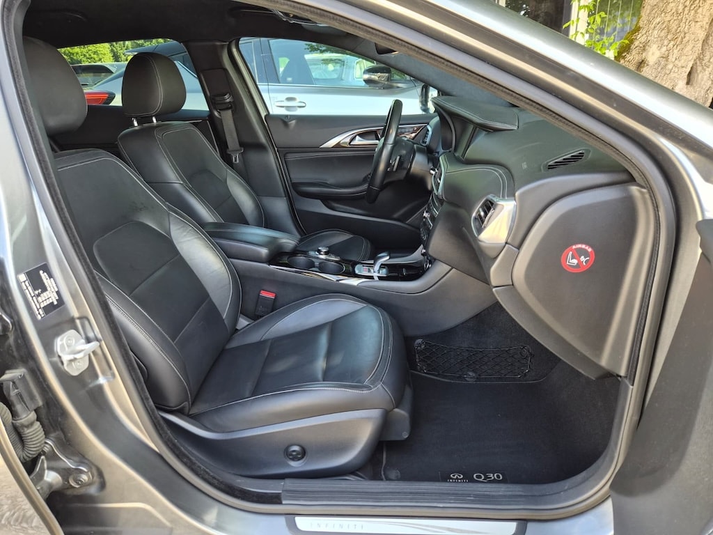 INFINITI Q30 2.2d Premium AWD DCT-image-12
