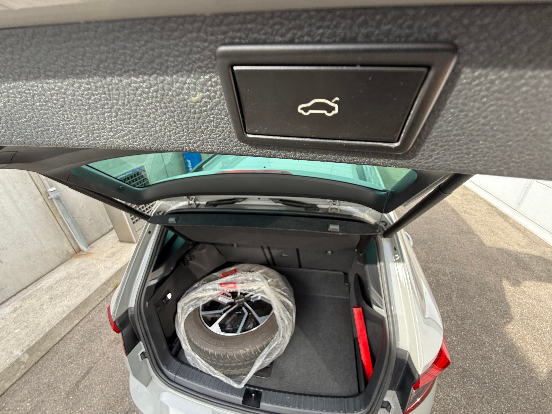 SKODA Karoq 2.0 TSI SportLine 4x4 DSG *Standheizung *Automat *Klimatisierungsautomatik *Rückfahrkamera *Start/Stop *Sitzheizung-image-4