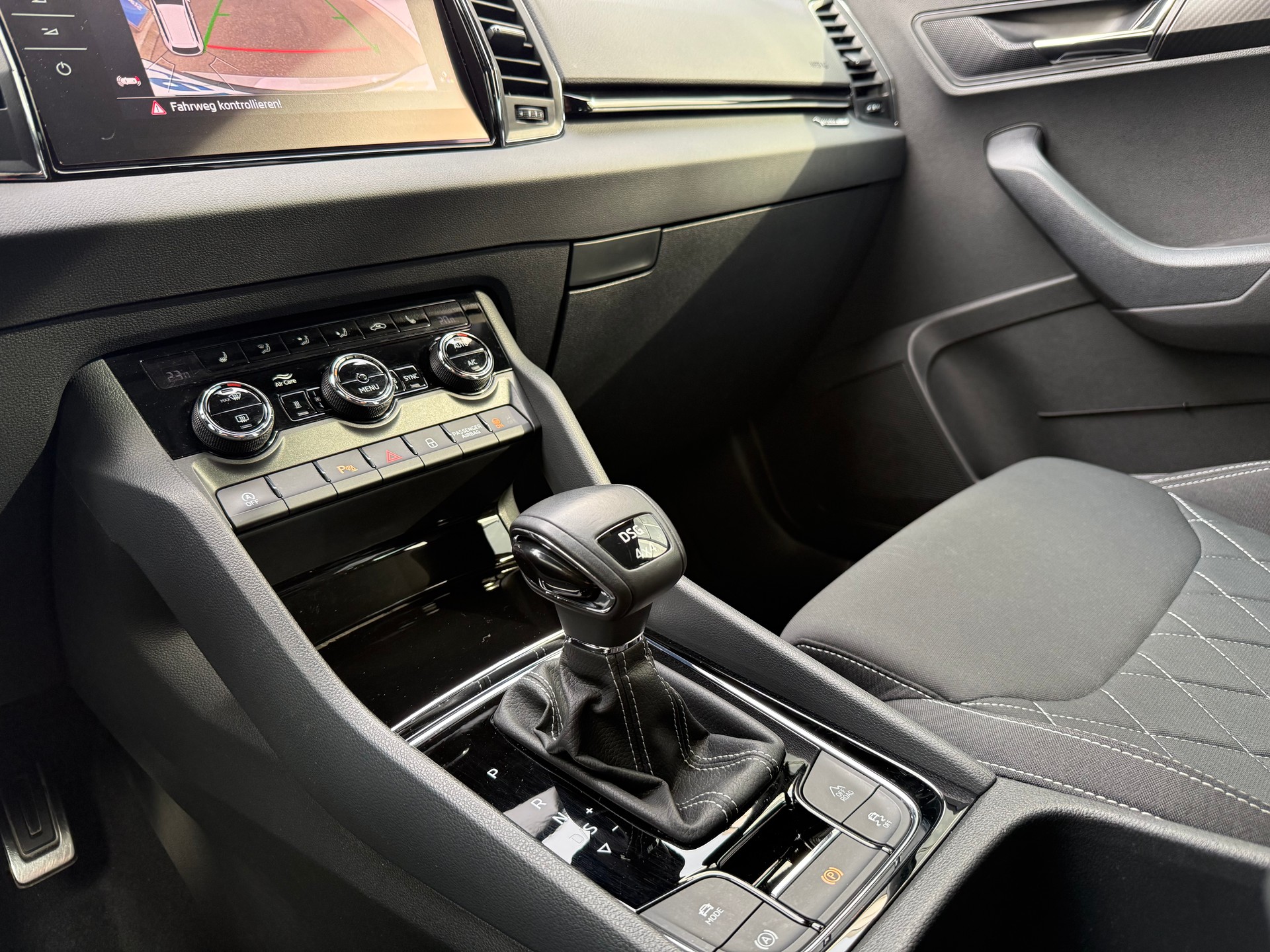 SKODA Karoq 2.0 TSI SportLine 4x4 DSG *Standheizung *Automat *Klimatisierungsautomatik *Rückfahrkamera *Start/Stop *Sitzheizung-image-11