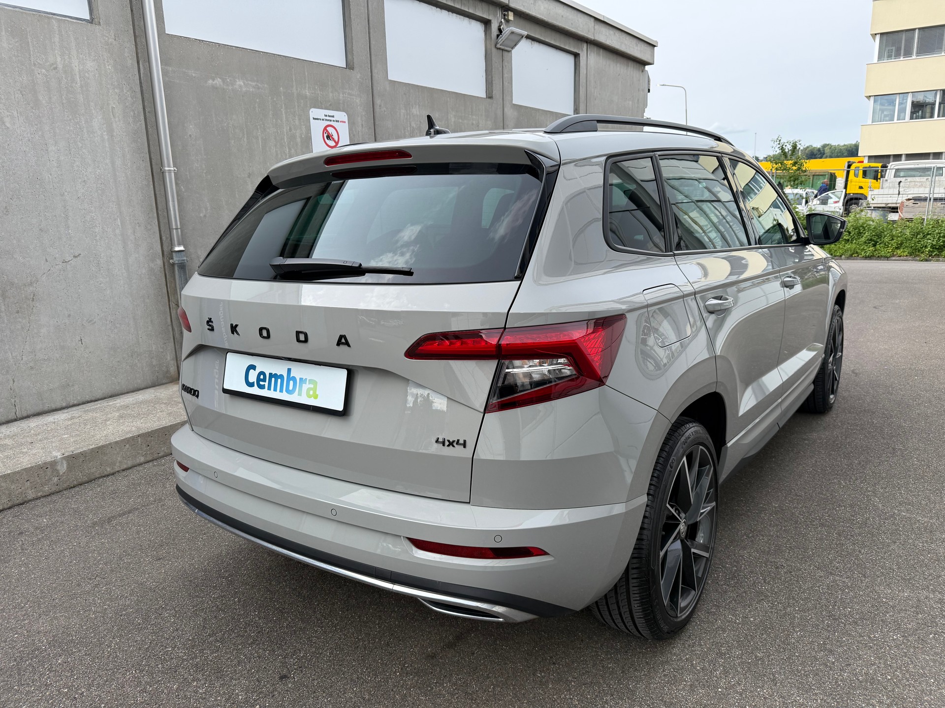 SKODA Karoq 2.0 TSI SportLine 4x4 DSG *Standheizung *Automat *Klimatisierungsautomatik *Rückfahrkamera *Start/Stop *Sitzheizung-image-3