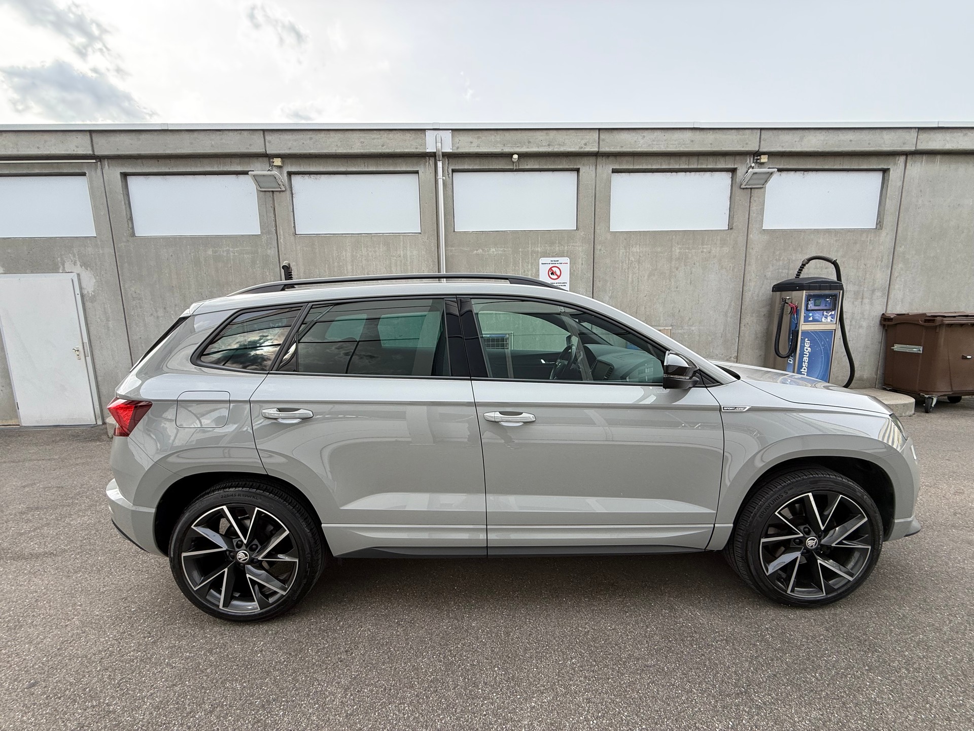 SKODA Karoq 2.0 TSI SportLine 4x4 DSG *Standheizung *Automat *Klimatisierungsautomatik *Rückfahrkamera *Start/Stop *Sitzheizung-image-2