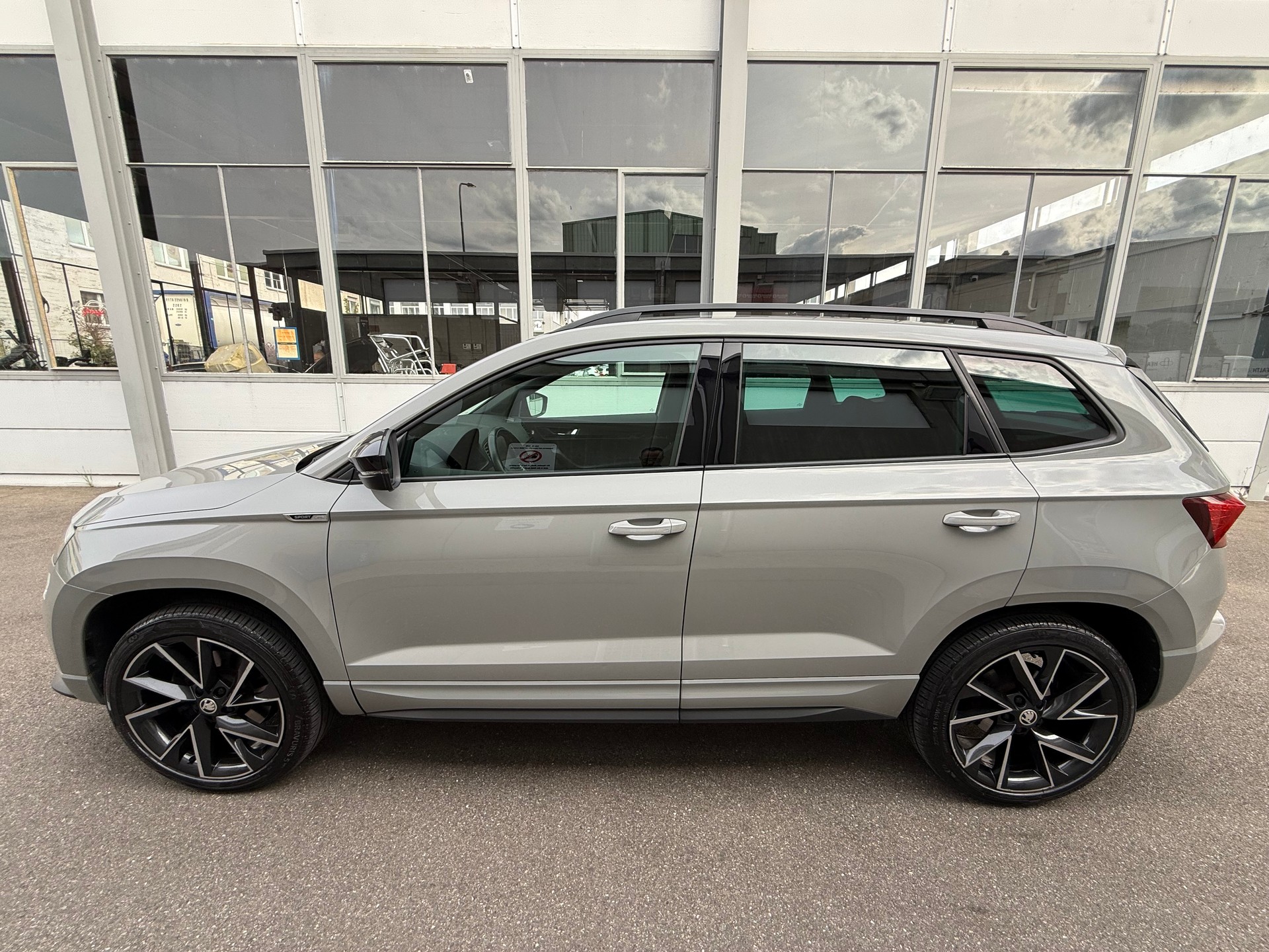 SKODA Karoq 2.0 TSI SportLine 4x4 DSG *Standheizung *Automat *Klimatisierungsautomatik *Rückfahrkamera *Start/Stop *Sitzheizung-image-6