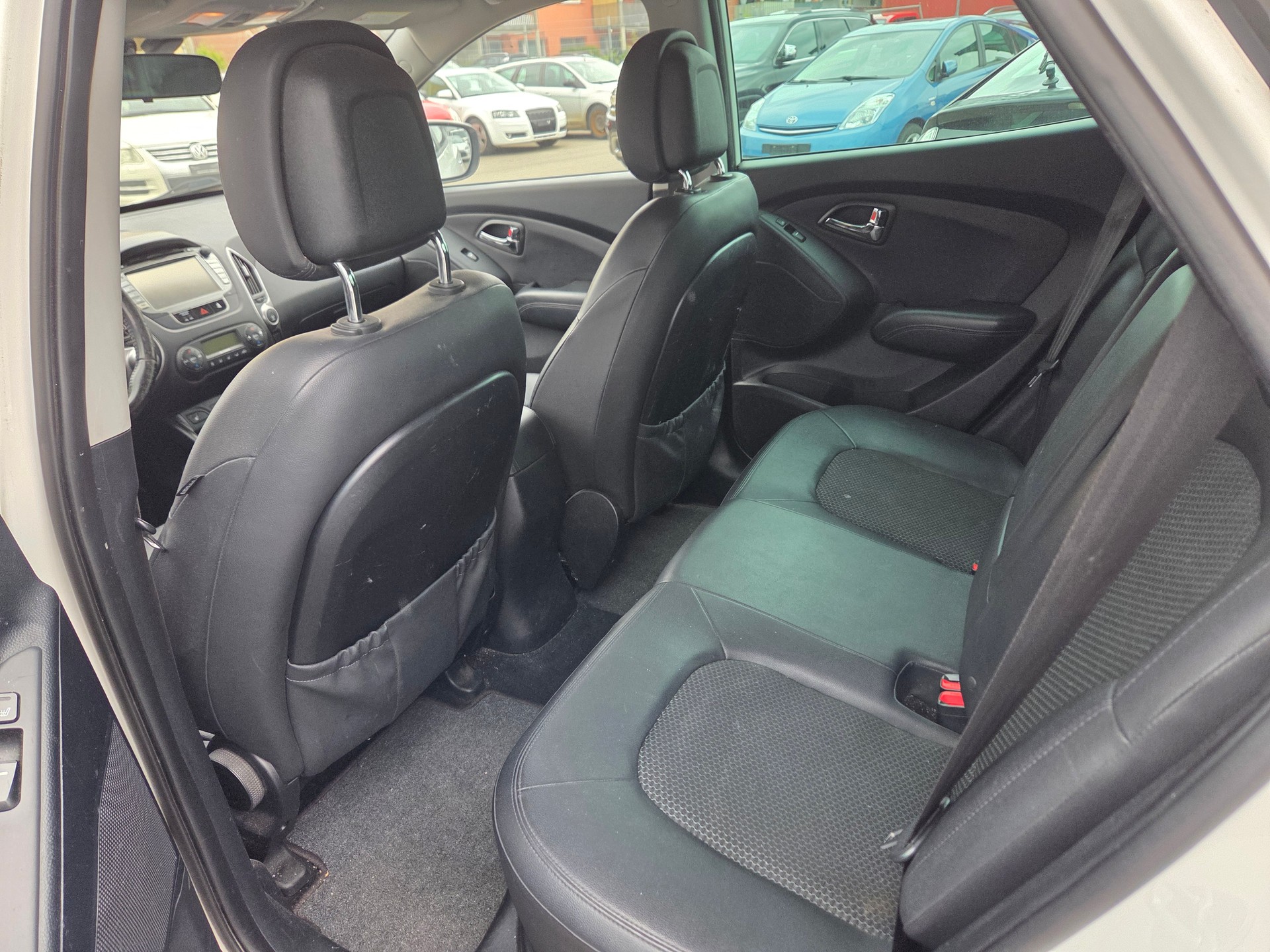 HYUNDAI iX 35 2.0 CRDi Premium 4WD Automatic-image-6