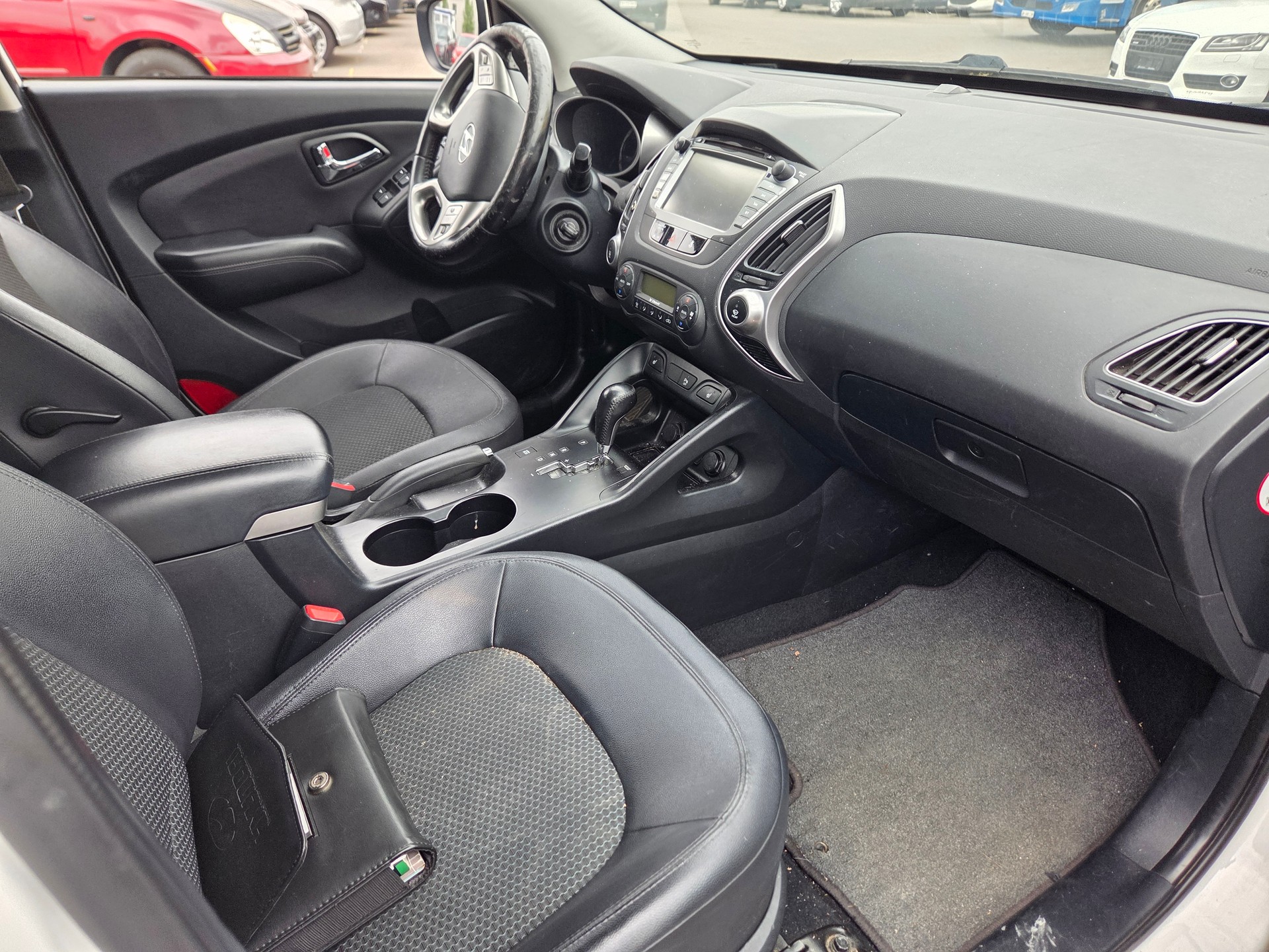 HYUNDAI iX 35 2.0 CRDi Premium 4WD Automatic-image-5