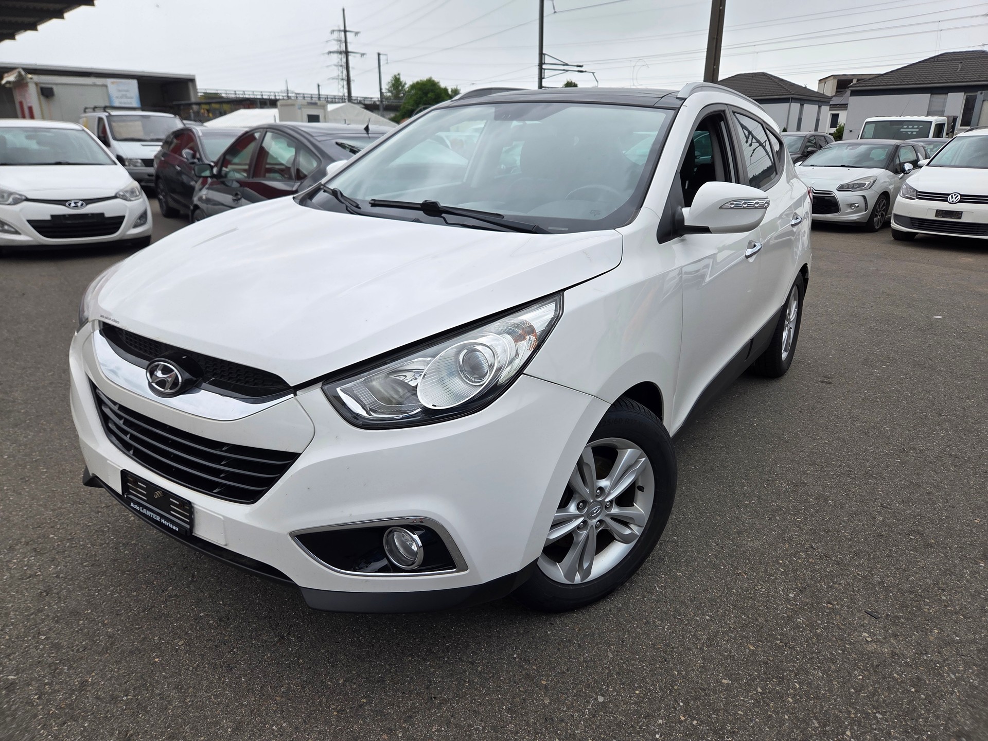 HYUNDAI iX 35 2.0 CRDi Premium 4WD Automatic-image-3