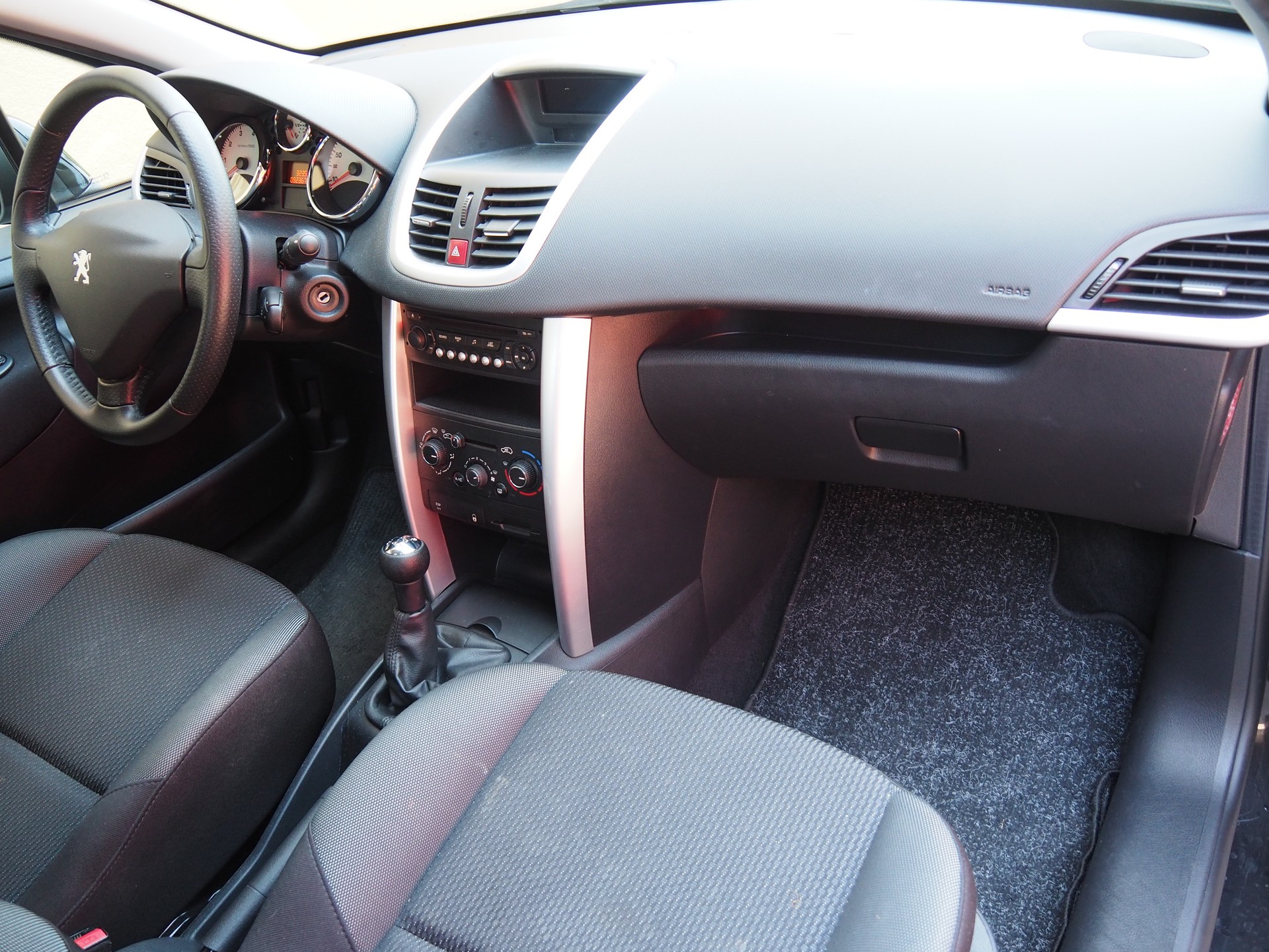 PEUGEOT 207 1.4 16V Active-image-12