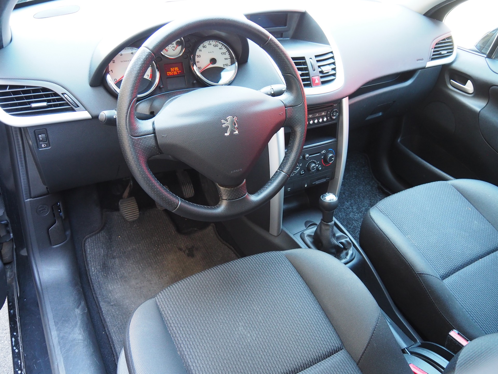 PEUGEOT 207 1.4 16V Active-image-10
