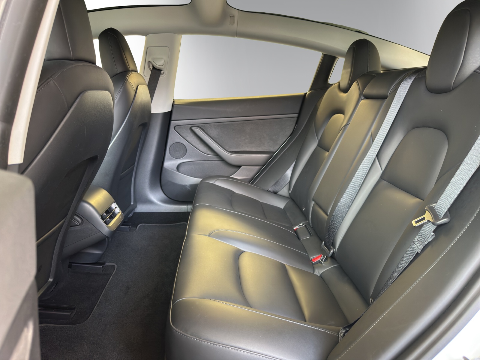 TESLA Model 3-image-10