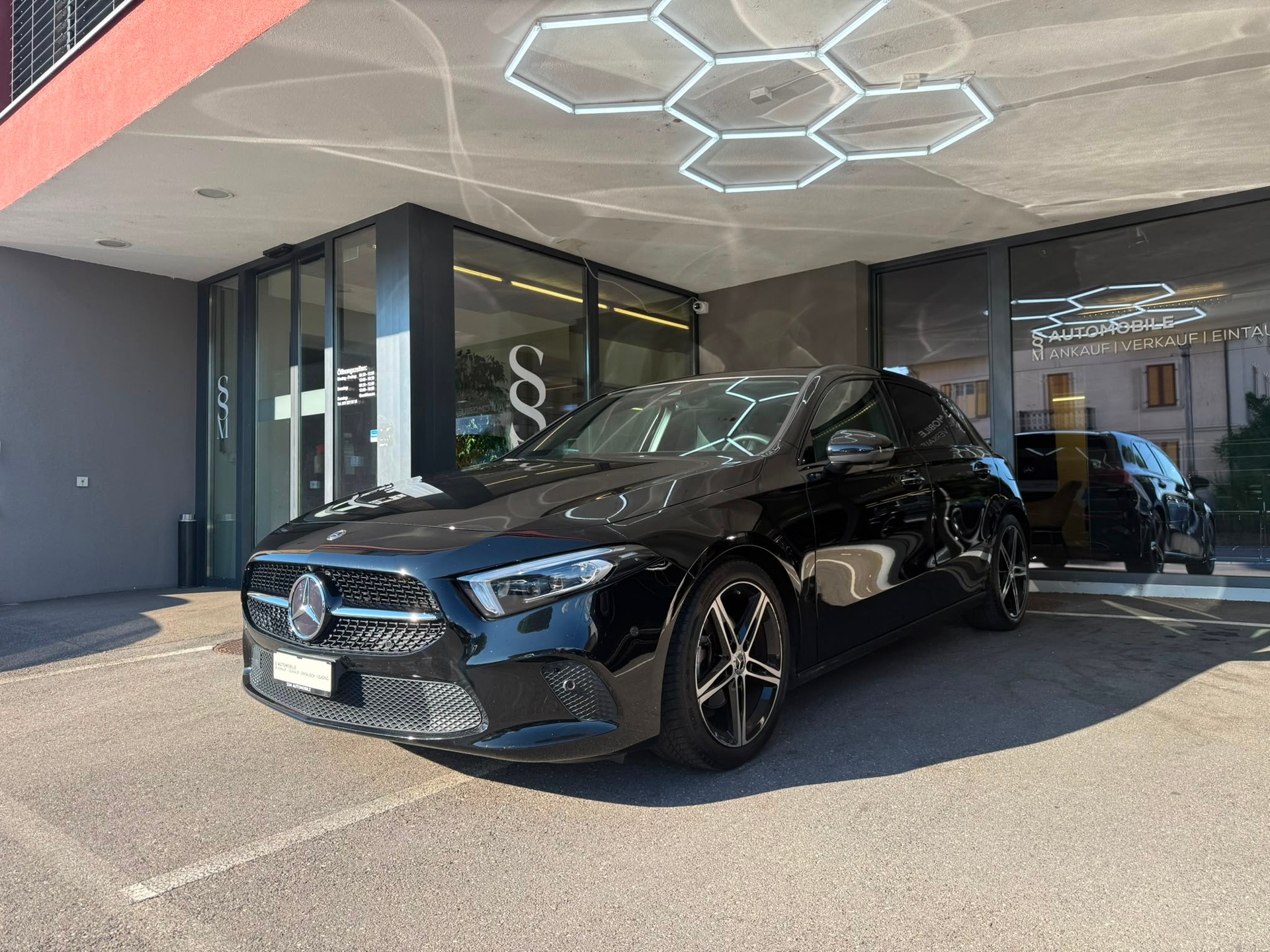 MERCEDES-BENZ A 180 AMG Line *Panodach* *Burmester* *CH Fahrzeug* 7G-DCT-image-0