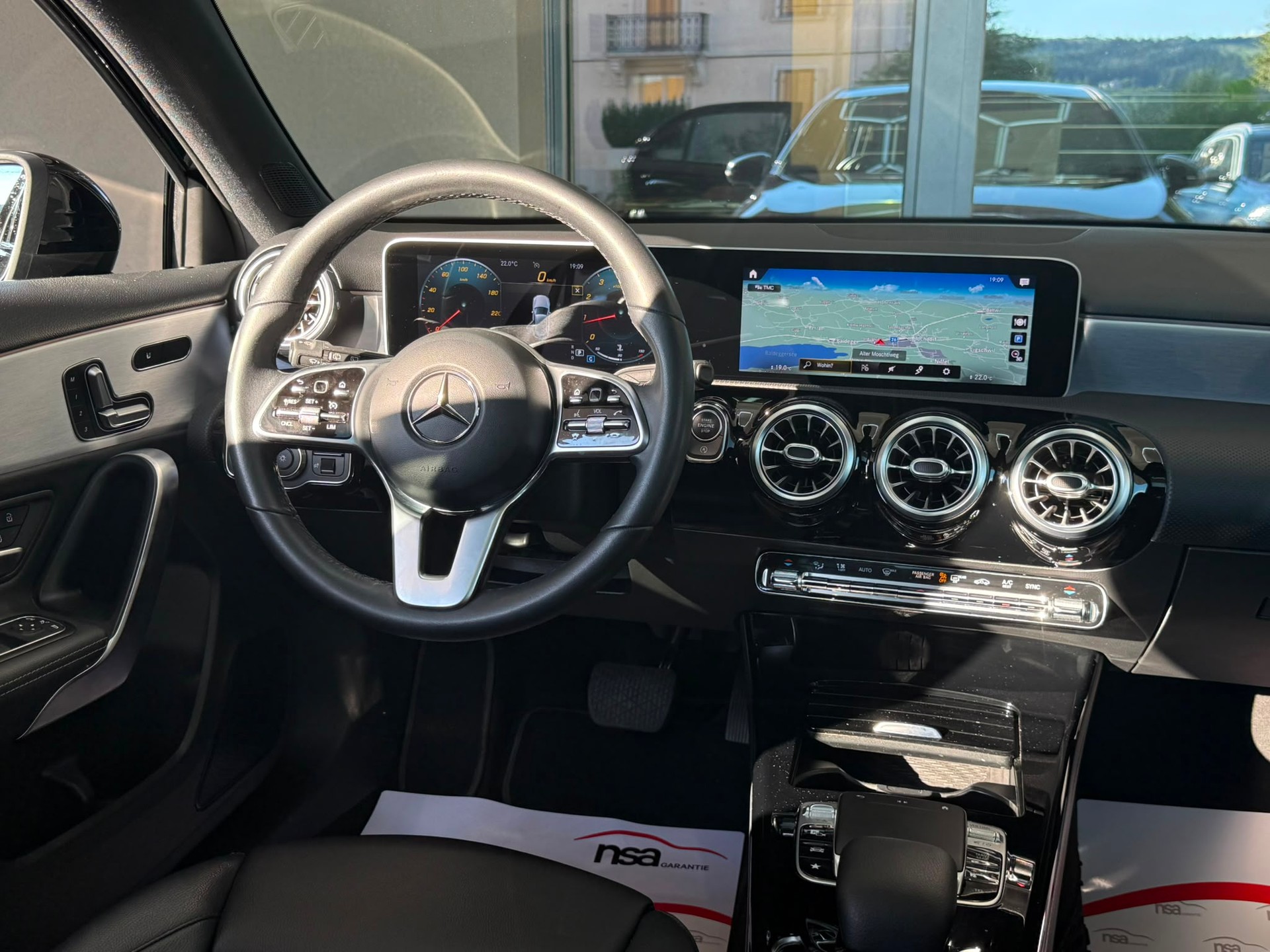 MERCEDES-BENZ A 180 AMG Line *Panodach* *Burmester* *CH Fahrzeug* 7G-DCT-image-11